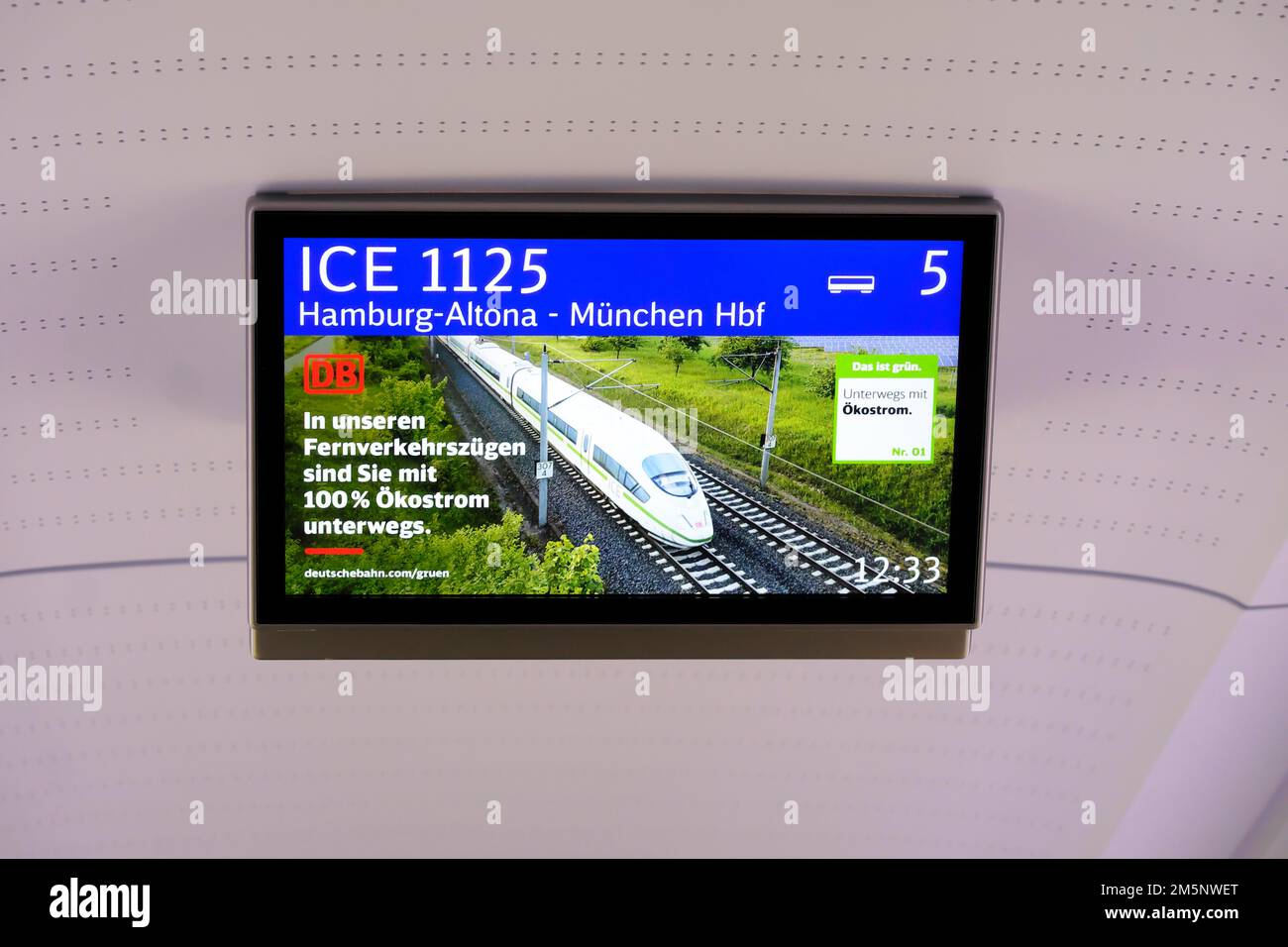 Das Schild auf dem Zug fährt MIT grünem Strom, Bayern, Deutschland Stockfoto
