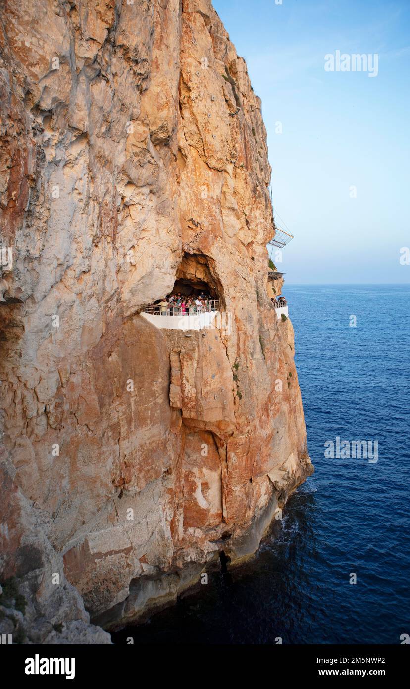 Die Höhle in den Felsen, die als Club genutzt wurde, Cova den Xoroi, Menorca, Balearen, Spanien Stockfoto