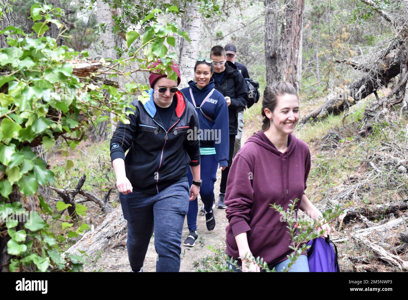 Wanderer nehmen am 2,1 km langen Hot Chocolate Hike im Presidio of Monterey, Kalifornien, am 26. Februar Teil. Stockfoto