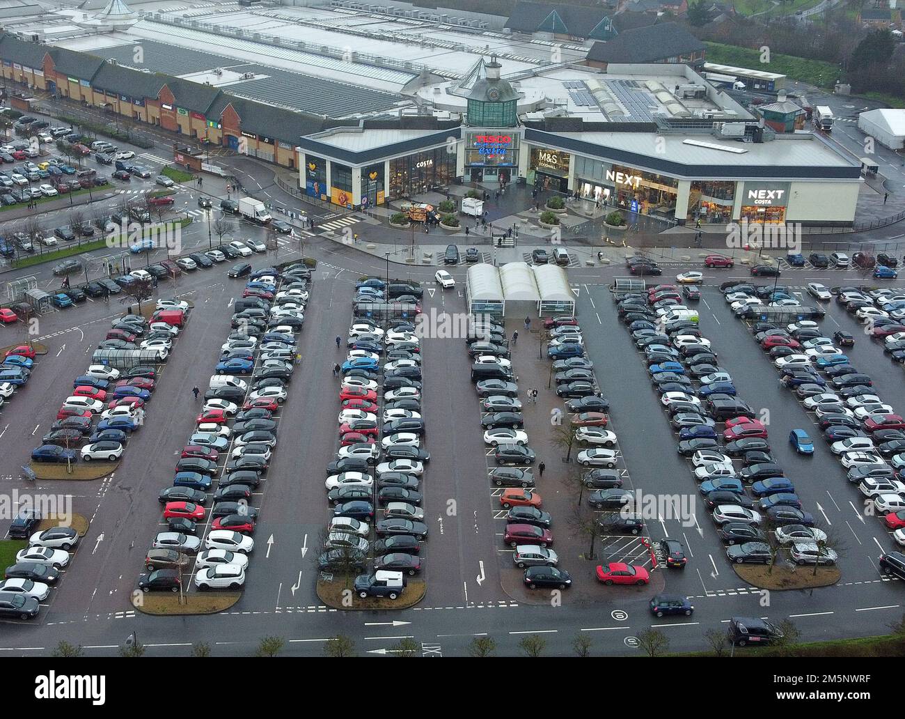 Der Parkplatz des Tesco extra Serpentine Green Shopping Centre ist