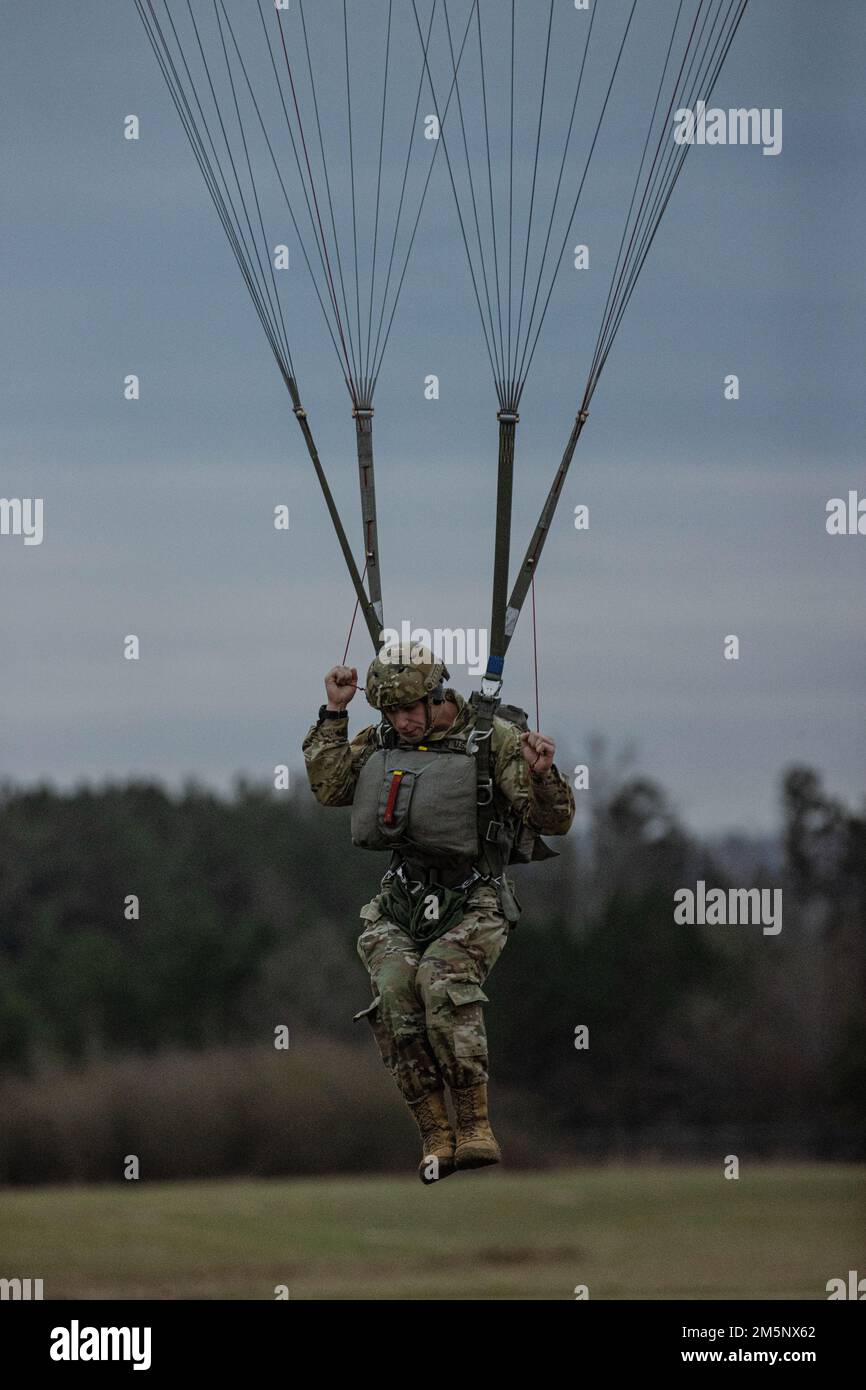 Soldaten der Spezialeinheiten der Alabama National Guard 20. führen am 26. Februar 2022 Luftoperationen am Regionalflughafen Northeast Alabama in Gadsden, Alabama, durch. (Foto der Alabama National Guard von Staff Sgt. William Frye.) Stockfoto