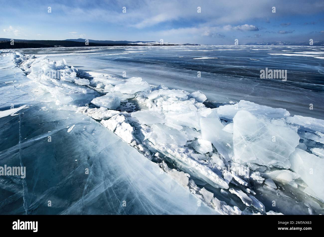 Ice Crack, Lake Baikal, Olkhon Island, Pribaikalsky National Park, Provinz Irkutsk, Sibirien, Russland Stockfoto