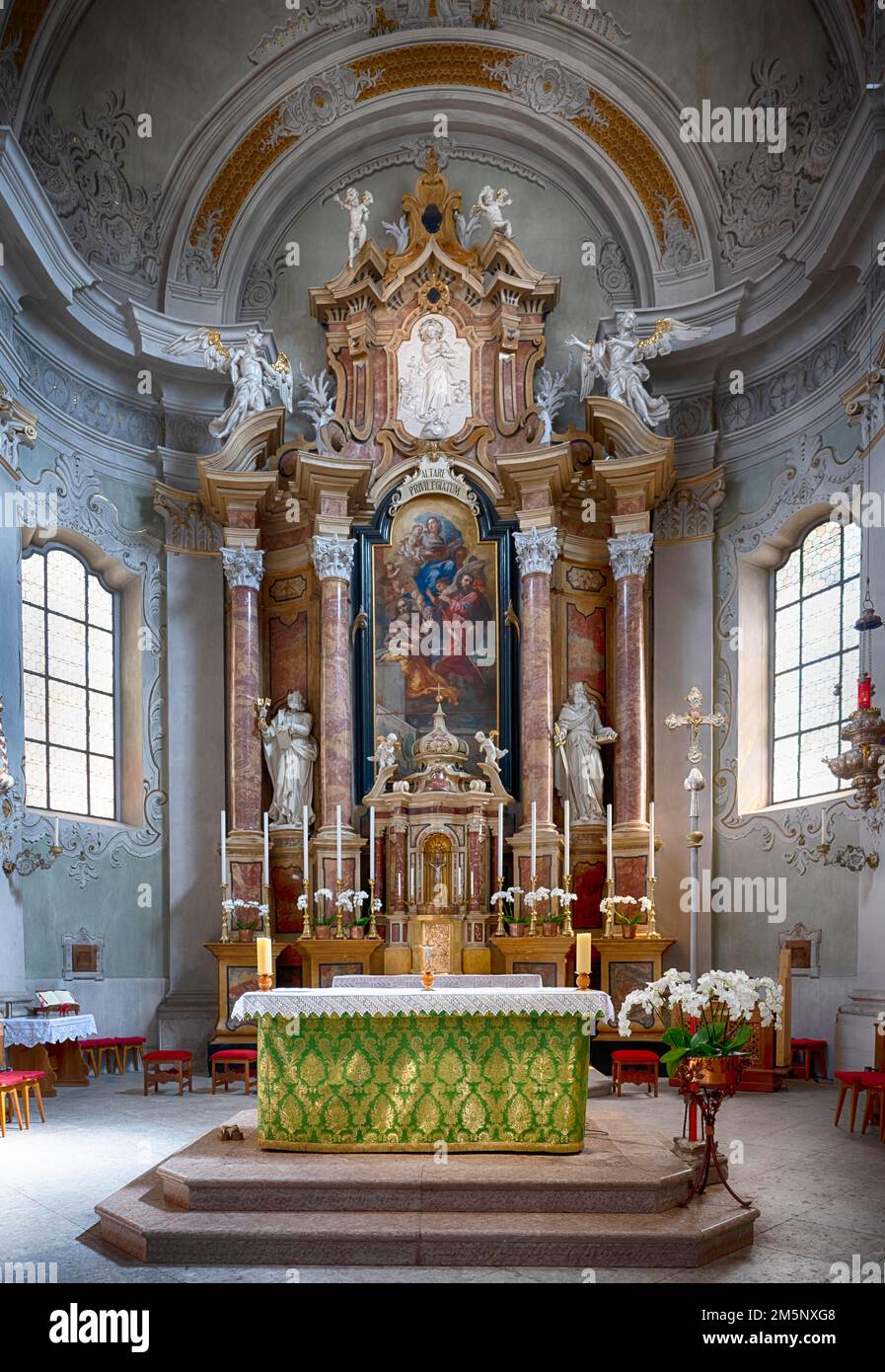 Hauptaltar, Kirche Basilika Parrocchiale SS. Filippo e Giacomo, Cortina d'Ampezzo, Provinz Belluno, Venetien, Südtirol, Italien Stockfoto