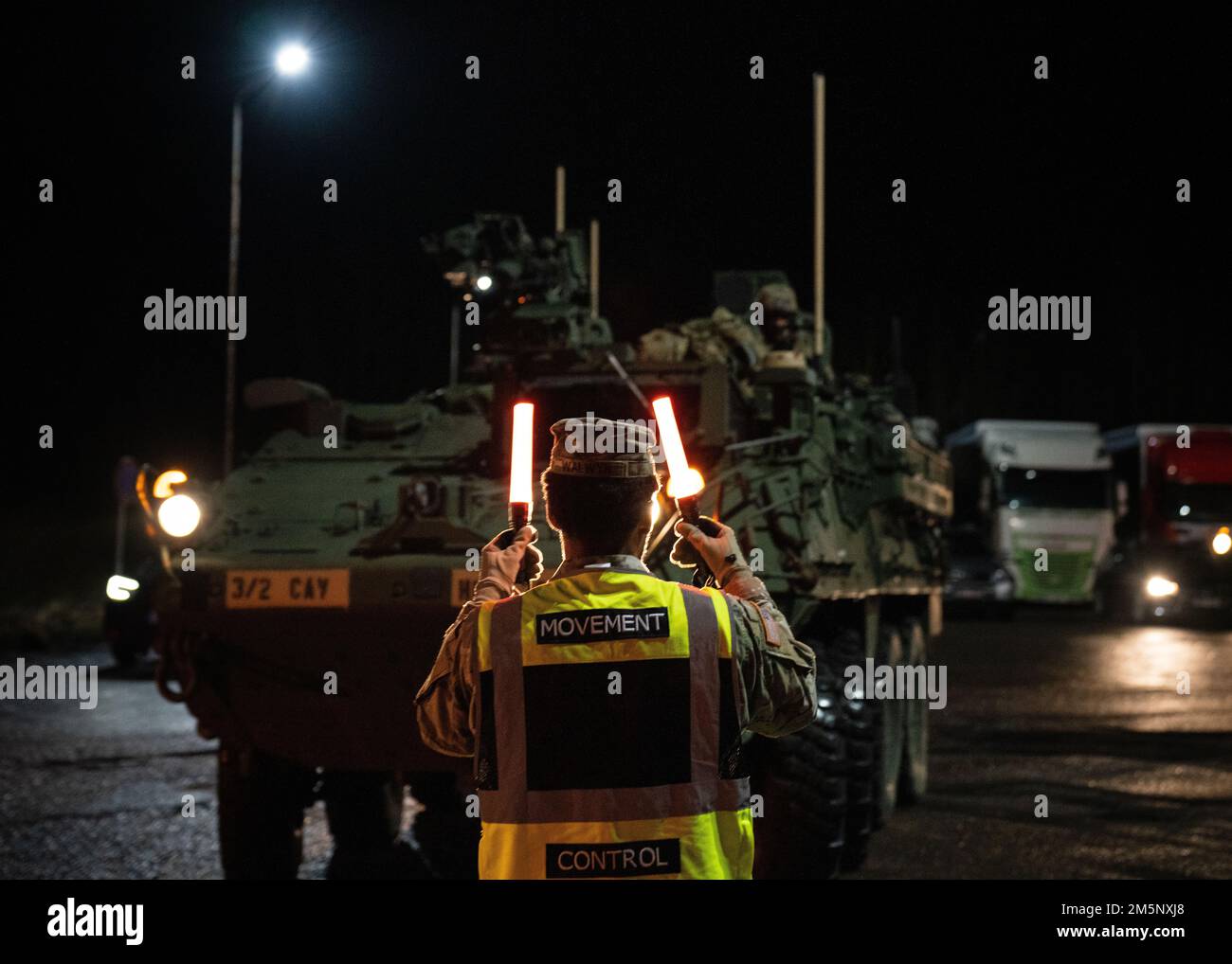 Eine Reihe von Fahrzeugen der 3. Staffel, 2D. Kavallerie-Regiment, bereiten sich auf den Stopp vor, nachdem sie die lettische Grenze während eines taktischen straßenmarsches von Deutschland überquert haben, der sich über mehr als 900 Meilen erstreckt, als Teil von Saber Strike 22, 26. Februar 2022. Der marsch umfasste mehr als 150 Fahrzeuge und 700 Mitarbeiter, was die Interoperabilität zwischen den Vereinigten Staaten, Lettland und unseren NATO-Alliierten und -Partnern demonstrierte. Stockfoto