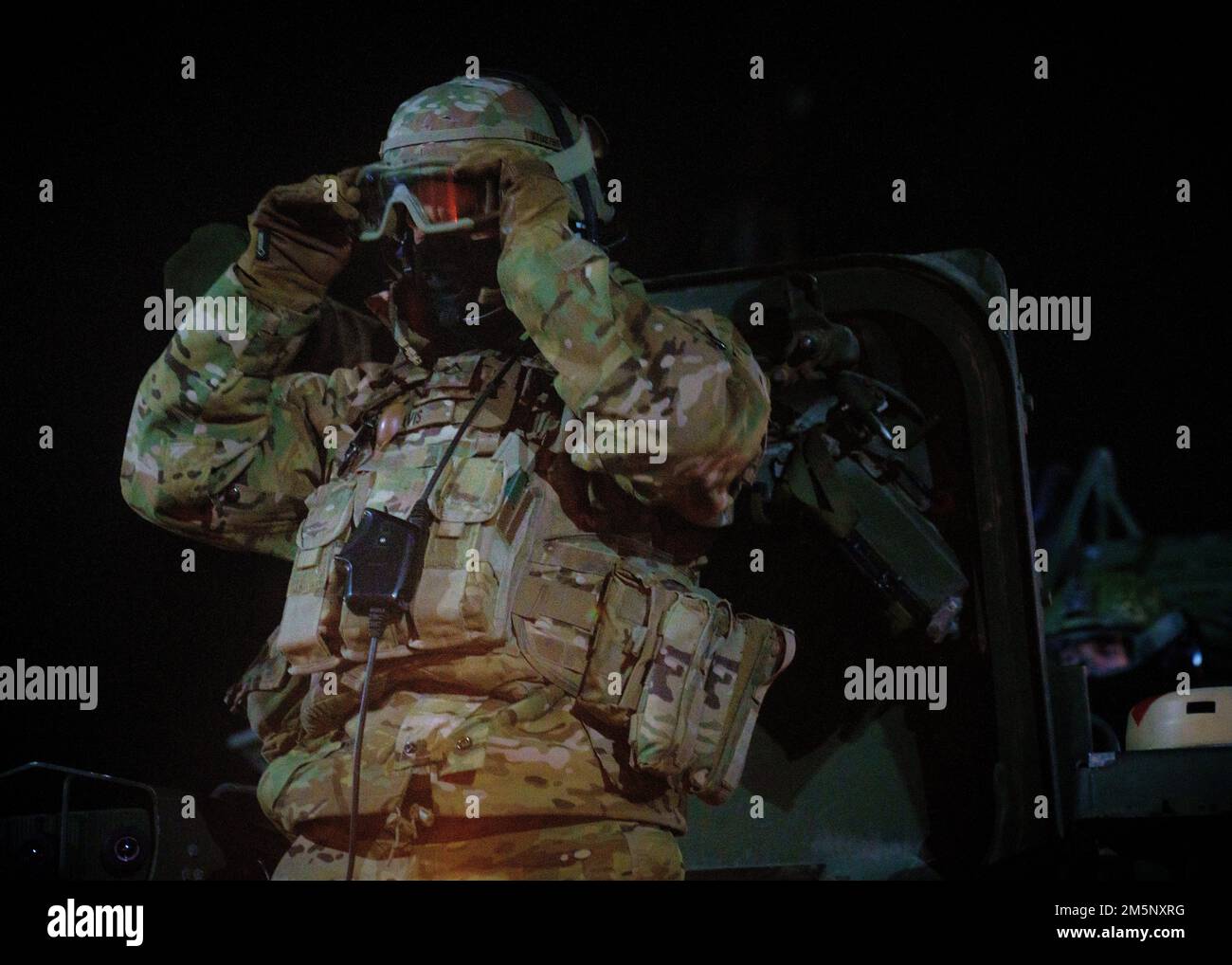 EIN US-AMERIKANISCHER Ein Soldat der Armee, dem 3. Geschwader, 2D. Kavallerie-Regiment zugeteilt, bereitet sich auf den Abstieg eines gepanzerten Stryker-Fahrzeugs vor, nachdem er die lettische Grenze während eines taktischen straßenmarschs von Deutschland aus überquert hat, als Teil von Saber Strike 22, 26. Februar 2022. Der marsch, der sich über 900 Meilen erstreckte, beinhaltete mehr als 150 Fahrzeuge und 700 Mitarbeiter, was die Interoperabilität zwischen den Vereinigten Staaten, Lettland und unseren NATO-Alliierten und -Partnern demonstrierte. Stockfoto