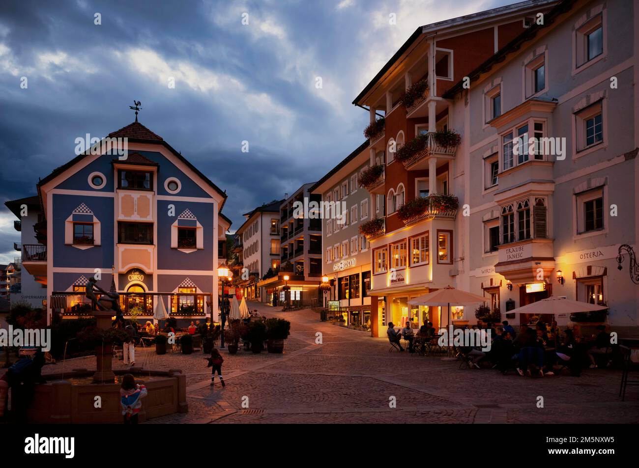 Nachtblick, Antoniusplatz, Ortisei, Val Gardena, Südtirol, Italien Stockfoto