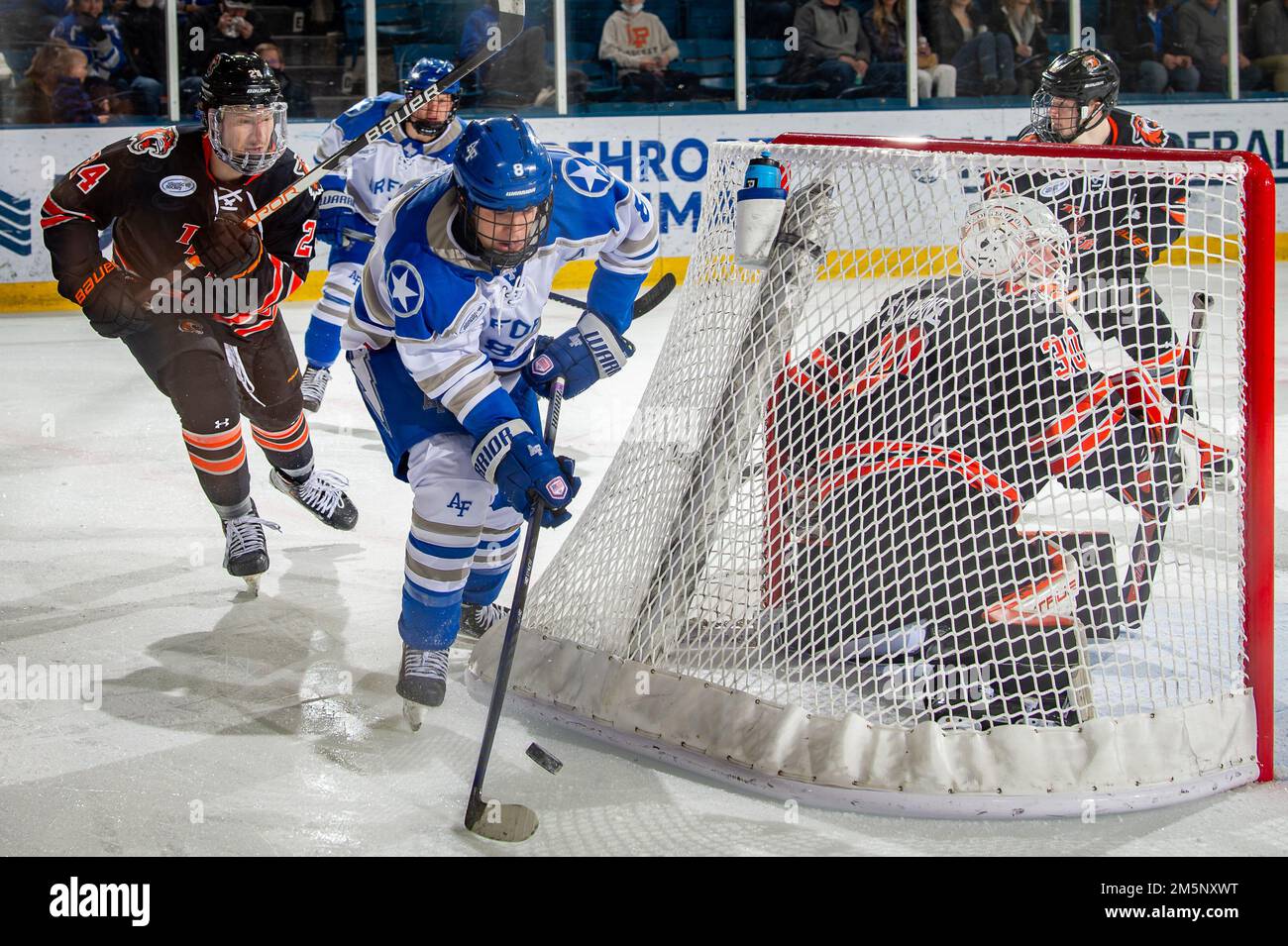 USA AIR FORCE ACADEMY, COLORADO -- Blake Bride der Air Force bricht mit einem Rebound aus, während eines Spiels gegen das Rochester Institute of Technology in der Academy's Cadet Ice Arena in Colorado Springs, Colorado, 26. Februar 2022. Air Force hat RIT 1-0 im letzten regulären Saisonspiel der Saison in der Verlängerung besiegt. Die Falcons verabschieden sich in der ersten Runde und werden vom 11. Bis 13. März in die Armee eintreten. Stockfoto