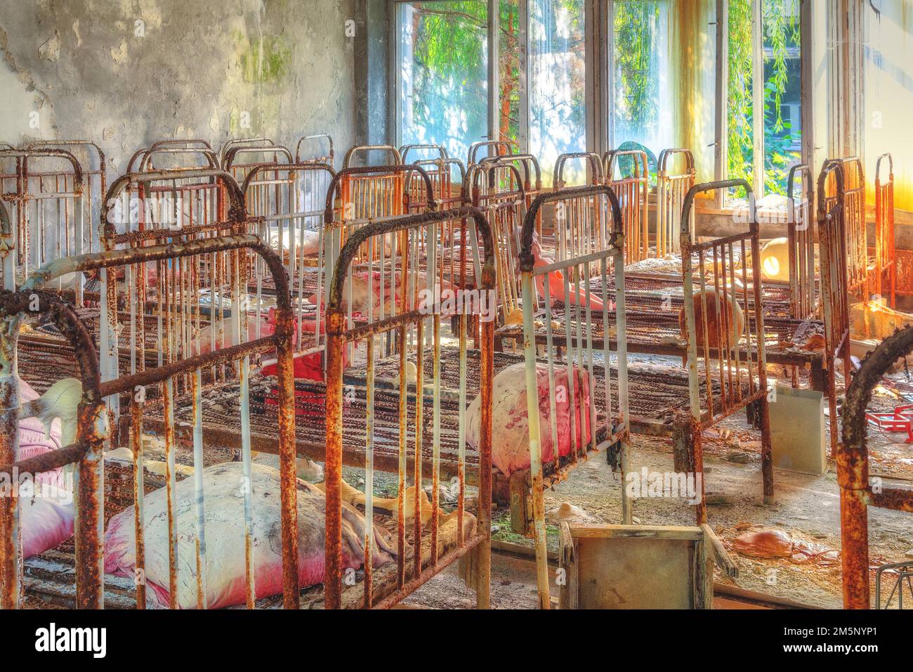 Betten im Schlafsaal, Golden Key Kindergarten, Lost Place, Prypyat, Tschernobyl Sperrzone, Ukraine, Osteuropa Stockfoto