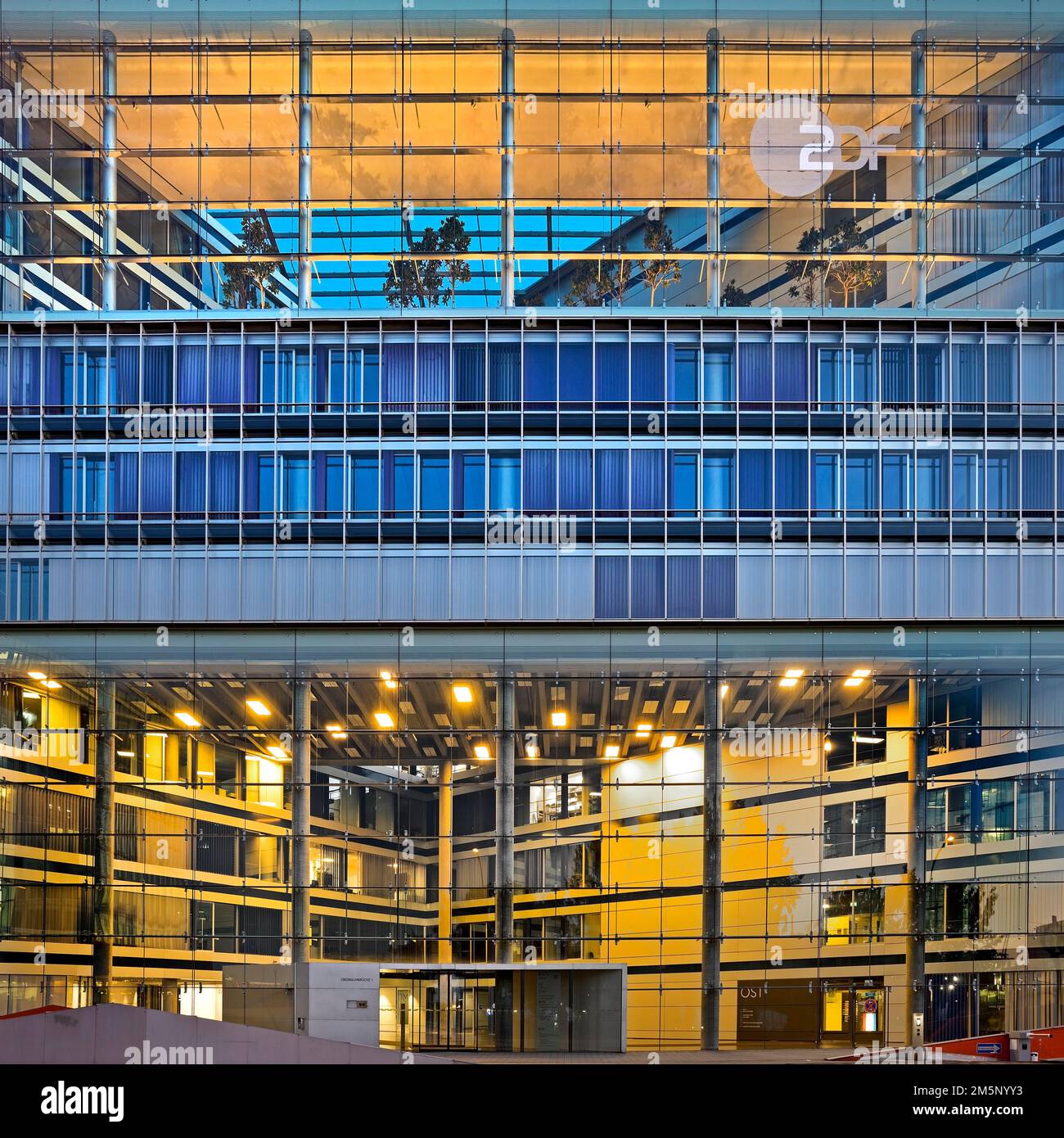 Deichtor-Center, auch Deichtor Office Center, DOC für kurze, moderne Architektur mit vierstöckigen Eingangshallen, Hamburg, Deutschland Stockfoto
