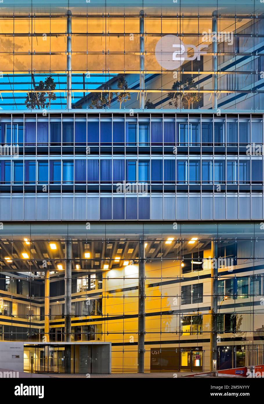Deichtor-Center, auch Deichtor Office Center, DOC für kurze, moderne Architektur mit vierstöckigen Eingangshallen, Hamburg, Deutschland Stockfoto