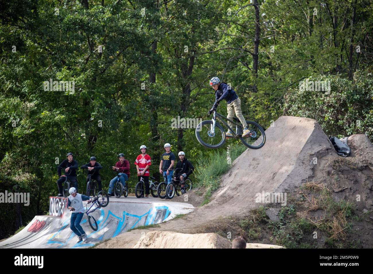 Junger Fahrer springt über Hügel mit BMX-Bike, Sport-Dirt-Jump, Magdeburg, Sachsen-Anhalt, Deutschland Stockfoto
