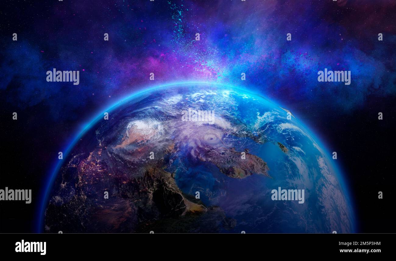 Planet Erde 3D Kugel mit Atmosphäre und Stadtlichtern aus dem tiefen Weltraum bei Nacht. Strukturierte Collage, gemischtes Mediendesign mit Erde, Sternen, Nebel, Mädchen Stockfoto