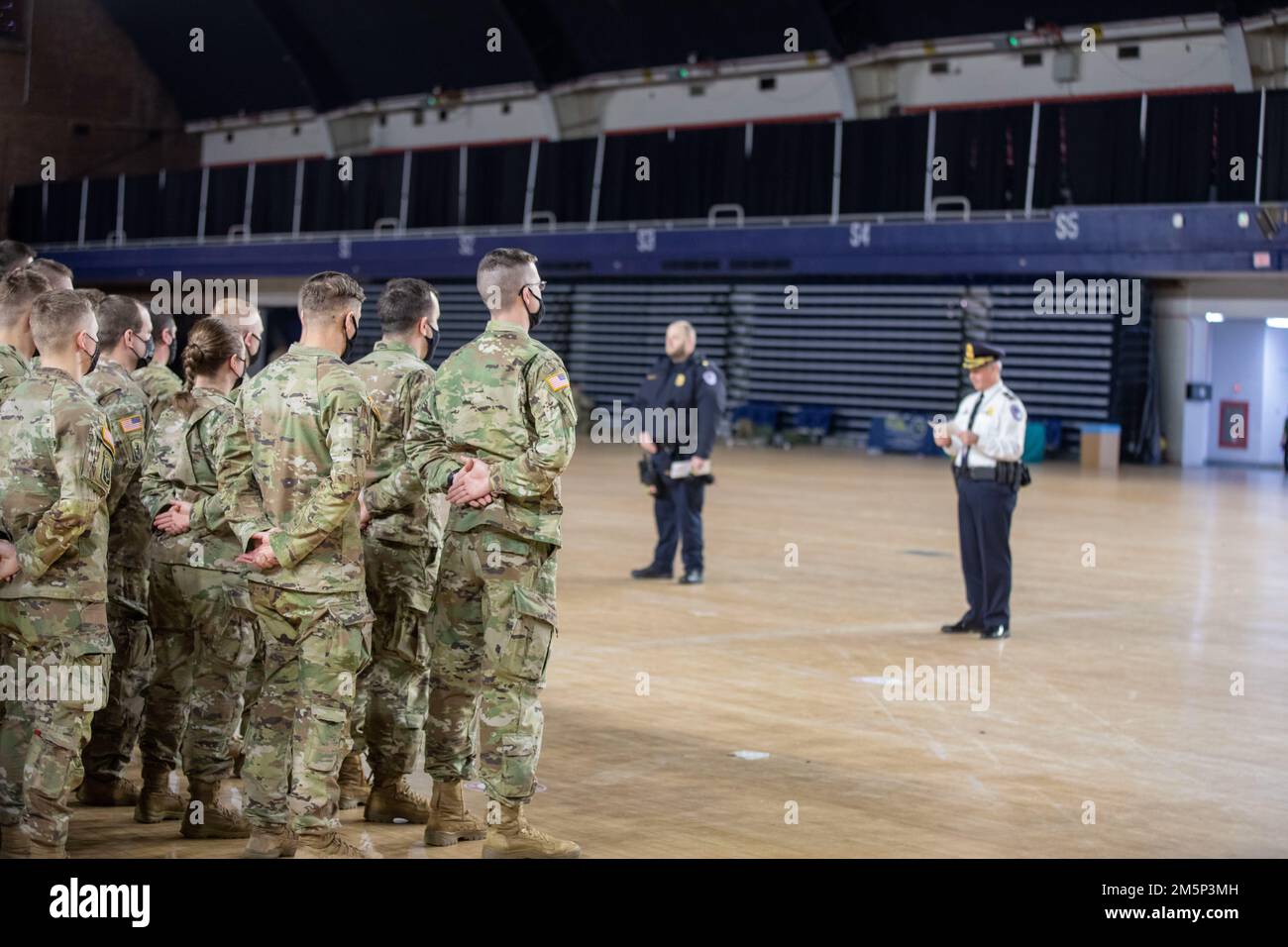 Vermont Army National Guard 86. Infanterie Brigade Kampfsoldaten schwören im D.C. National Guard Armory in Washington, D.C. am 27. Februar 2022. Obwohl diese Soldaten administrativ als „Sonderbeamte“ vertreten sind, werden sie keine Strafverfolgungsbefugnisse haben. Nur Strafverfolgungsbeamte werden mit den Strafverfolgungsaufgaben betraut. Am 22. Februar 2022 genehmigte Verteidigungsminister Lloyd J. Austin III Anträge des District of Columbia Metropolitan Police Department (MPD) und der USA Capitol Police (USCP) für die District of Columbia National Guard (DCNG) Unterstützung bei der Verkehrskontrolle während der ersten Änderung Stockfoto