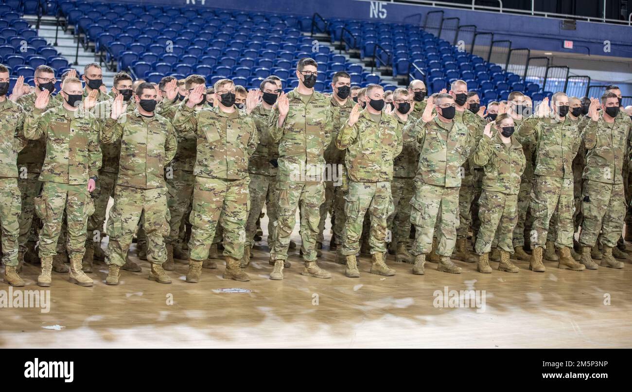 Vermont Army National Guard 86. Infanterie Brigade Kampfsoldaten schwören im D.C. National Guard Armory in Washington, D.C. am 27. Februar 2022. Obwohl diese Soldaten administrativ als „Sonderbeamte“ vertreten sind, werden sie keine Strafverfolgungsbefugnisse haben. Nur Strafverfolgungsbeamte werden mit den Strafverfolgungsaufgaben betraut. Am 22. Februar 2022 genehmigte Verteidigungsminister Lloyd J. Austin III Anträge des District of Columbia Metropolitan Police Department (MPD) und der USA Capitol Police (USCP) für die District of Columbia National Guard (DCNG) Unterstützung bei der Verkehrskontrolle während der ersten Änderung Stockfoto