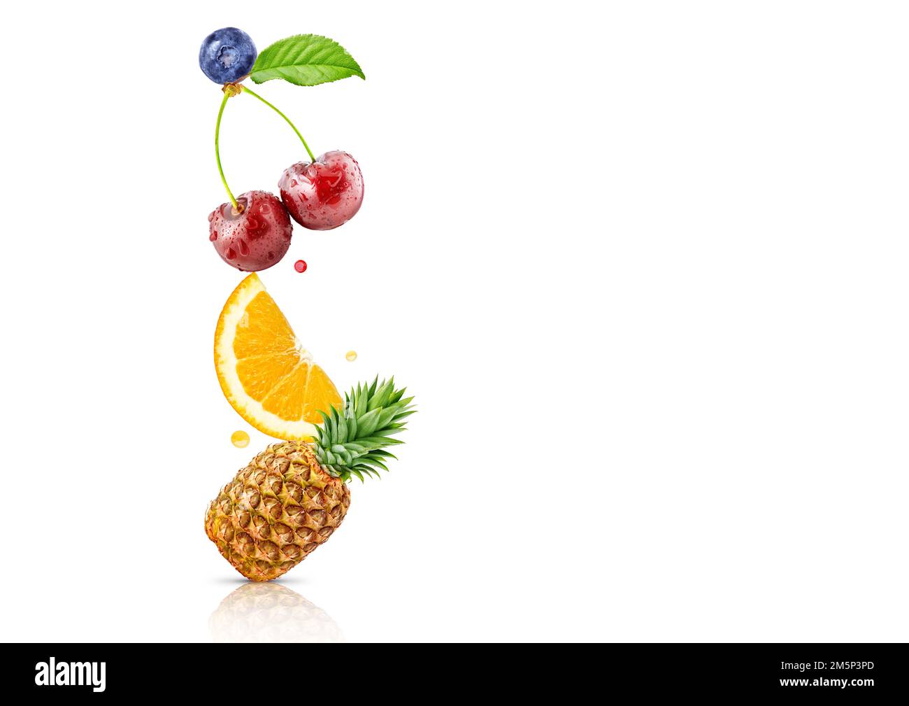 Ein Stapel frischer reifer Früchte und Beeren, isoliert auf weißem Hintergrund. Orange, Ananas, Kirschen, Heidelbeerfrüchte hintereinander. Gesundes Leben, Bala Stockfoto