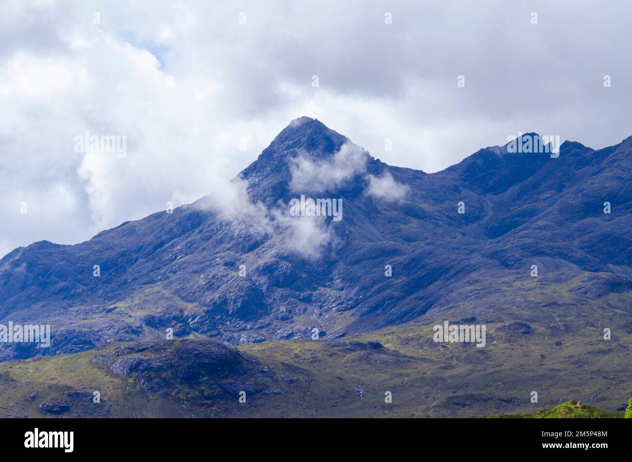 Die Gipfel von Sgurr nan Gillean (965m, Zentrum), am Basteir (935m) und Basteir Tooth (915m) im Cuillen ( Cullin ) auf der Isle of Skye, Schottland, Vereinigtes Königreich Stockfoto