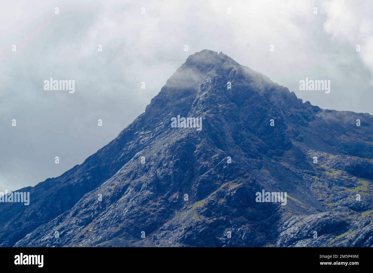 Der Gipfel von Sgurr nan Gillean (965m, Zentrum) auf der Isle of Skye, Schottland, Großbritannien Stockfoto