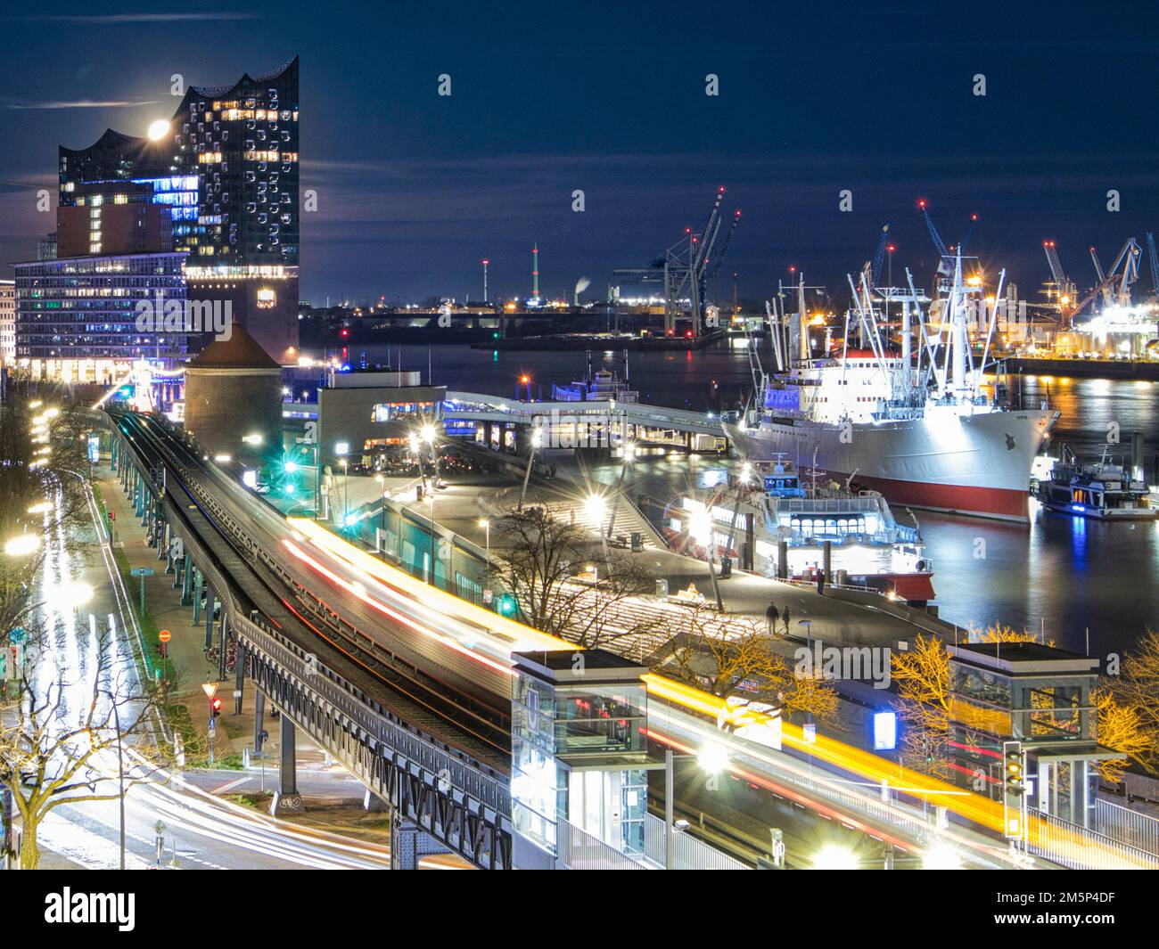 hamburger Hafen bei Nacht mit der neuen elphilharmonischen Halle im Hintergrund. Stockfoto