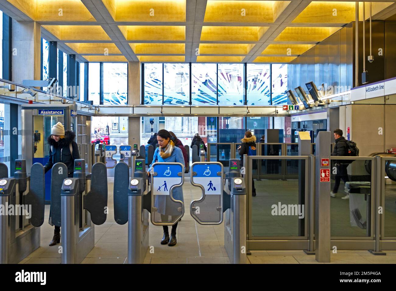 Passagiere, die die Tore an der automatischen Ticketbarriere in der Elizabeth Line verlassen, fahren mit der U-Bahn-Station Farringdon in London, England, KATHY DEWITT Stockfoto
