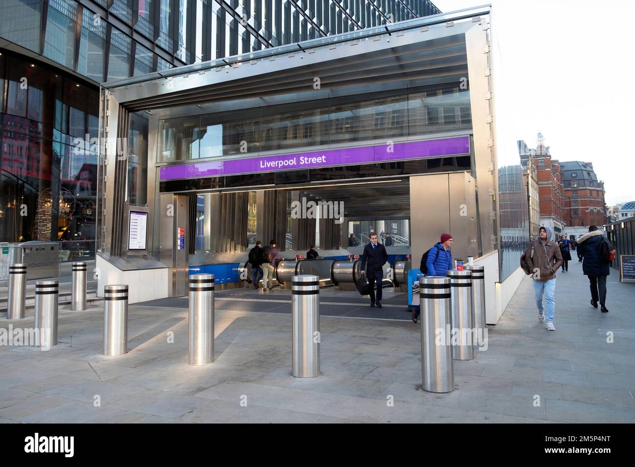 Außenansicht des Eingangs der Liverpool Street zur Elizabeth Line in der Stadt London, England, KATHY DEWITT Stockfoto