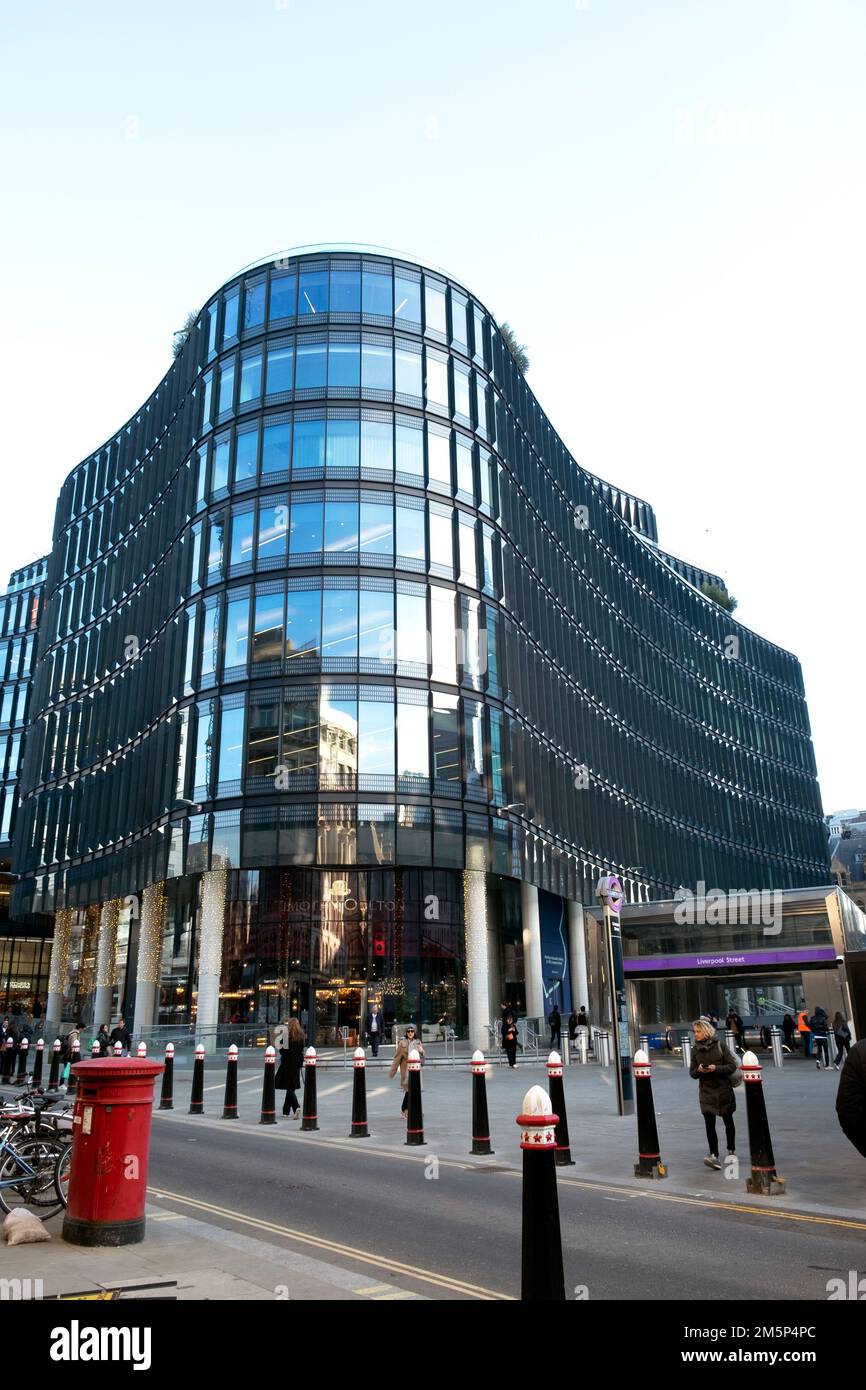 Blick auf das neue Gebäude 100 in der Liverpool Street, gemischte Nutzung in der Nähe von Liverpool Street Station und Elizabeth Line Eingang London EC2 UK KATHY DEWITT Stockfoto