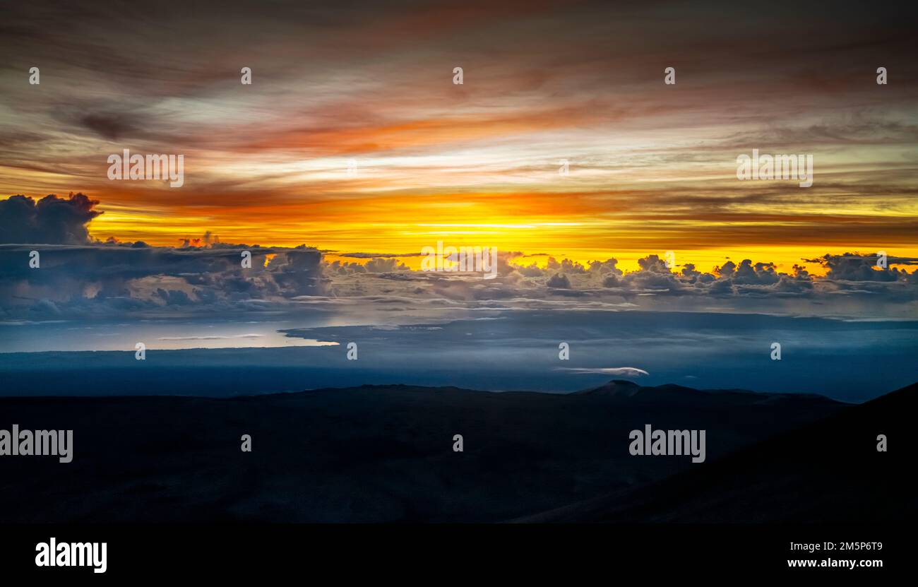 SUNRISE MAUNA KEA SUMMIT (13.796') HAWAII, HAWAII, USA Stockfoto