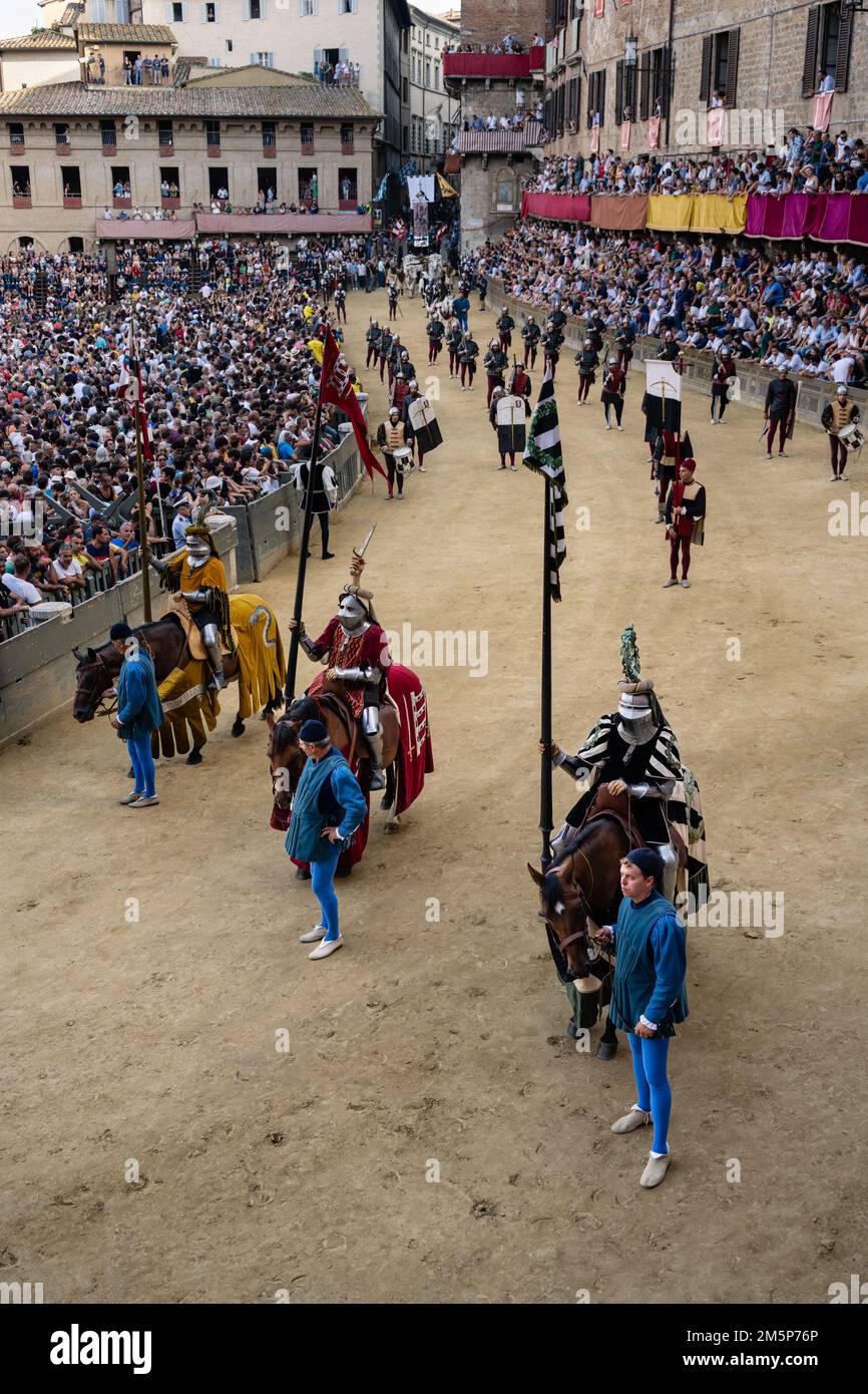 Siena, Italien - August 17 2022: Ritter der abgeschafften Contrade Quercia oder Oak, Spadaforte, Vipera oder Viper in der Corteo Storico Historica Stockfoto