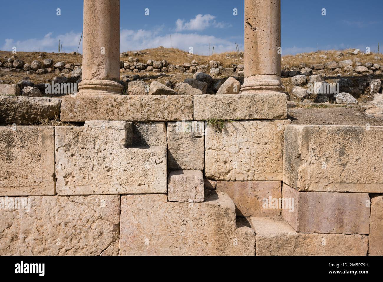 Römische Treppen auf dem Cardo Maximus in Gerasa, Jarash, Jordanien, die zum Bürgersteig oder Bürgersteig führen Stockfoto