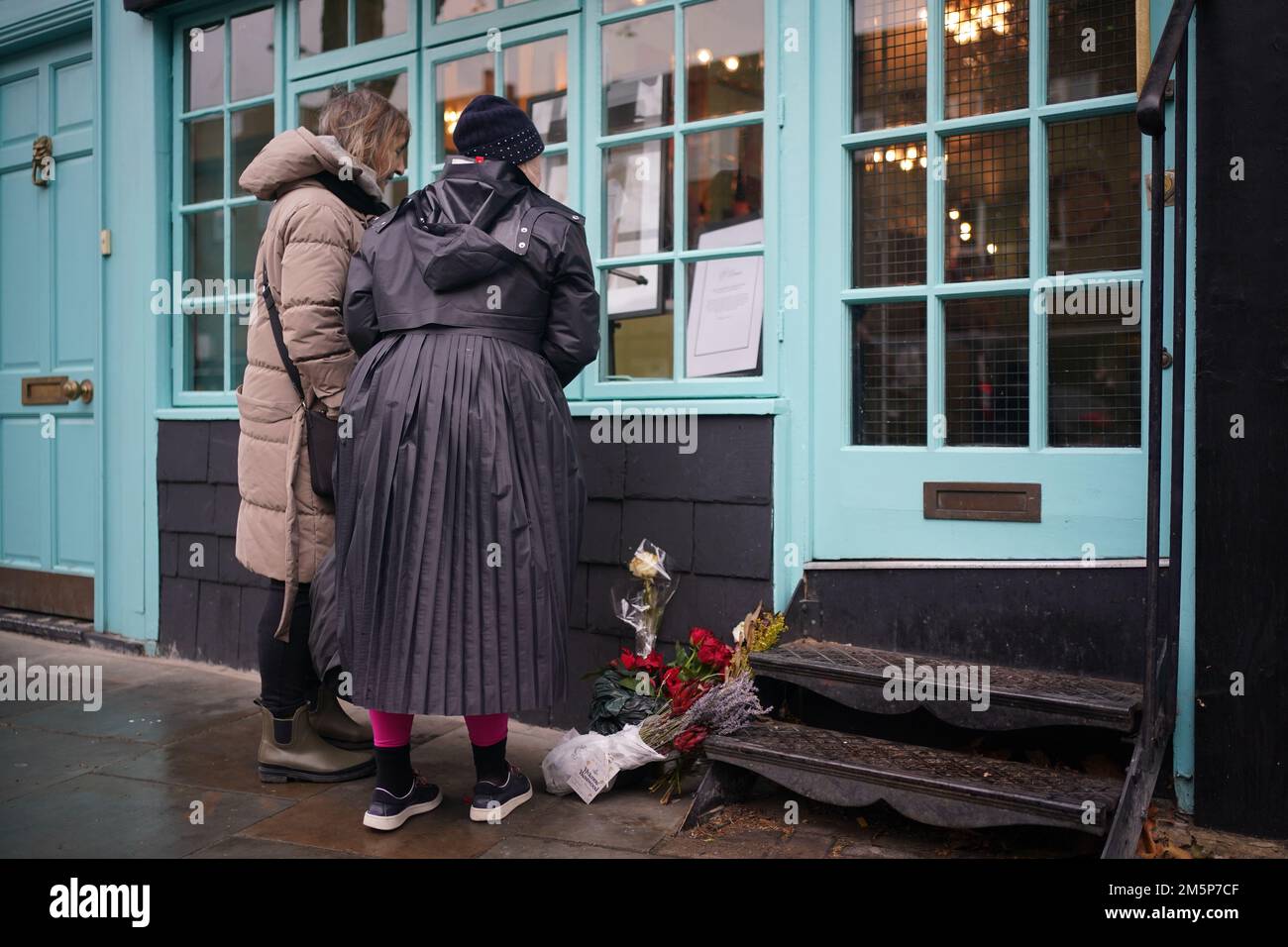 Blumen und Ehrungen vor dem Vivienne Westwood Worlds End Shop in London ist der Modedesigner im Alter von 81 Jahren gestorben. Foto: Freitag, 30. Dezember 2022. Stockfoto