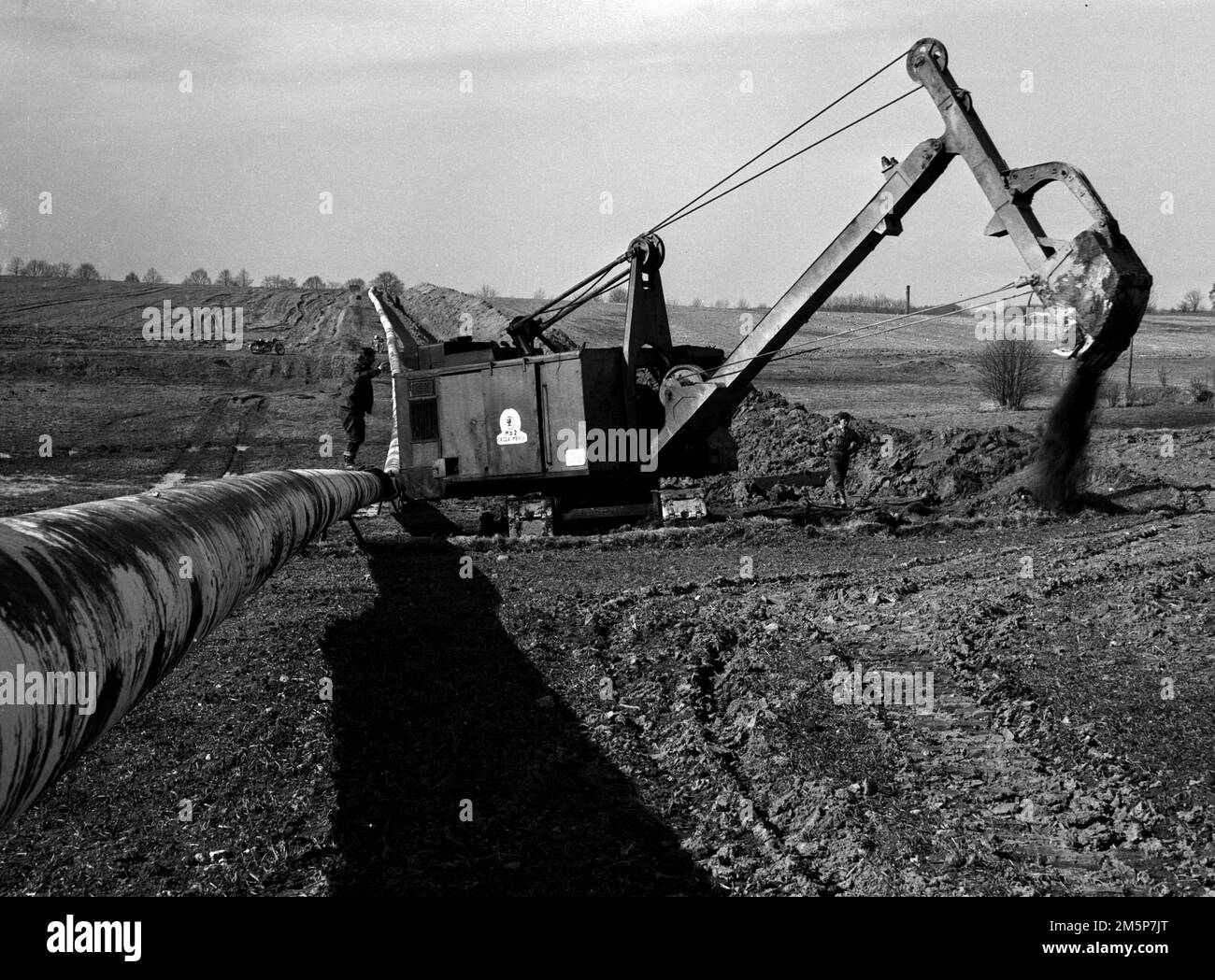 ***23. APRIL 1963, DATEIFOTO*** die Bauer der Druschba-Ölpipeline in der Slowakei sind in die Region Havlickobrod verlegt. Sie bauen den ersten Teil der Pipeline II, die 432 km von Bratislava nach Litvinov verlaufen wird. Ein schwerer Bagger gräbt Nuten für die Verlegung der geschweißten Rohrleitung. (CTK Photo/Jaroslav Sladek) Stockfoto