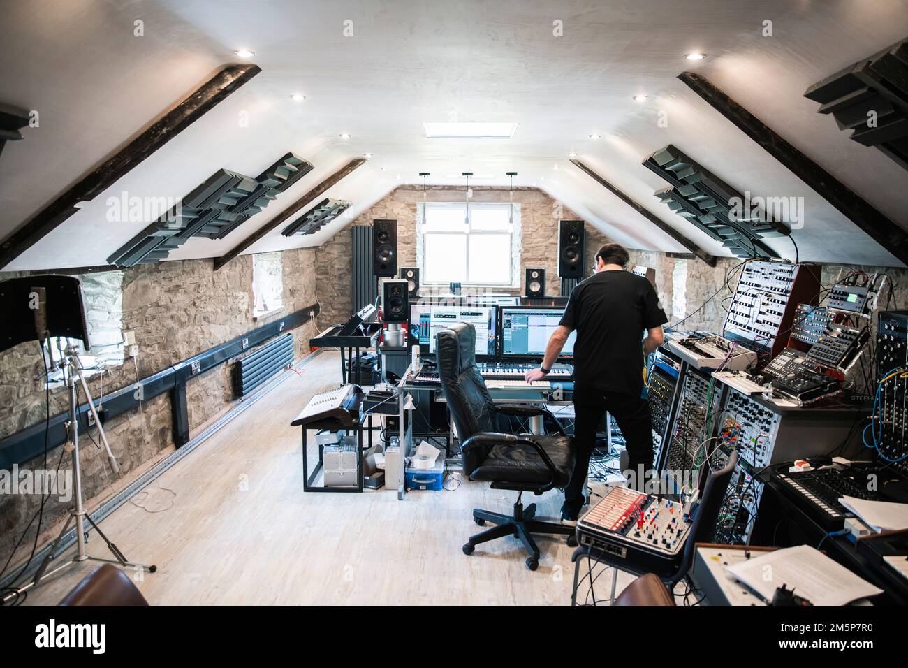 Stephen Morris von New Order and Joy Division fotografierte in seinem Studio in der Nähe von Macclesfield. Stockfoto