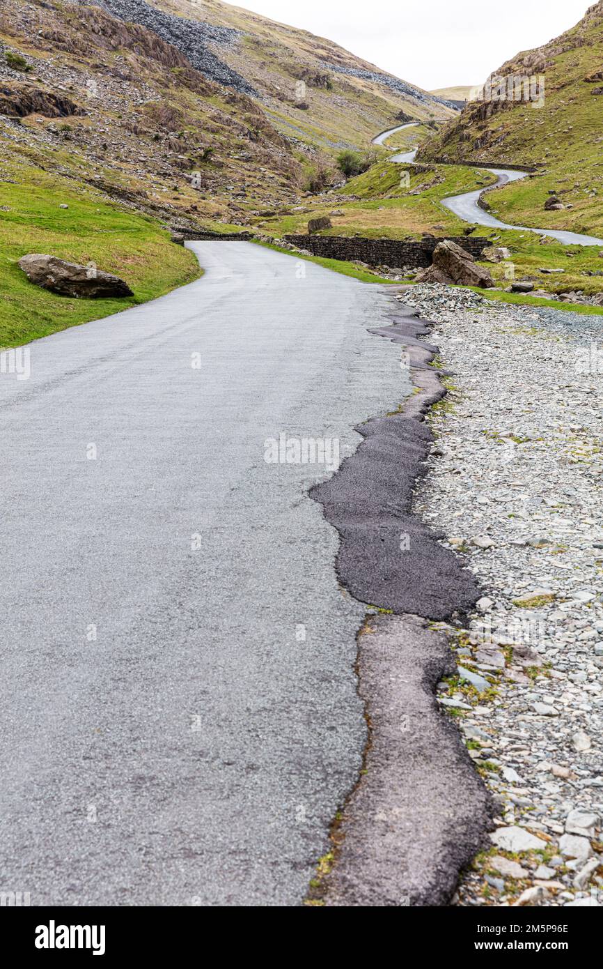 Honister Pass, Cumbria, Großbritannien, England, enge Straße, Kurvenreiche Straße, einspurige Straße, einspurige Straße, Straße, Straßen, Cumbrian, Lake District, Bergpass, Stockfoto