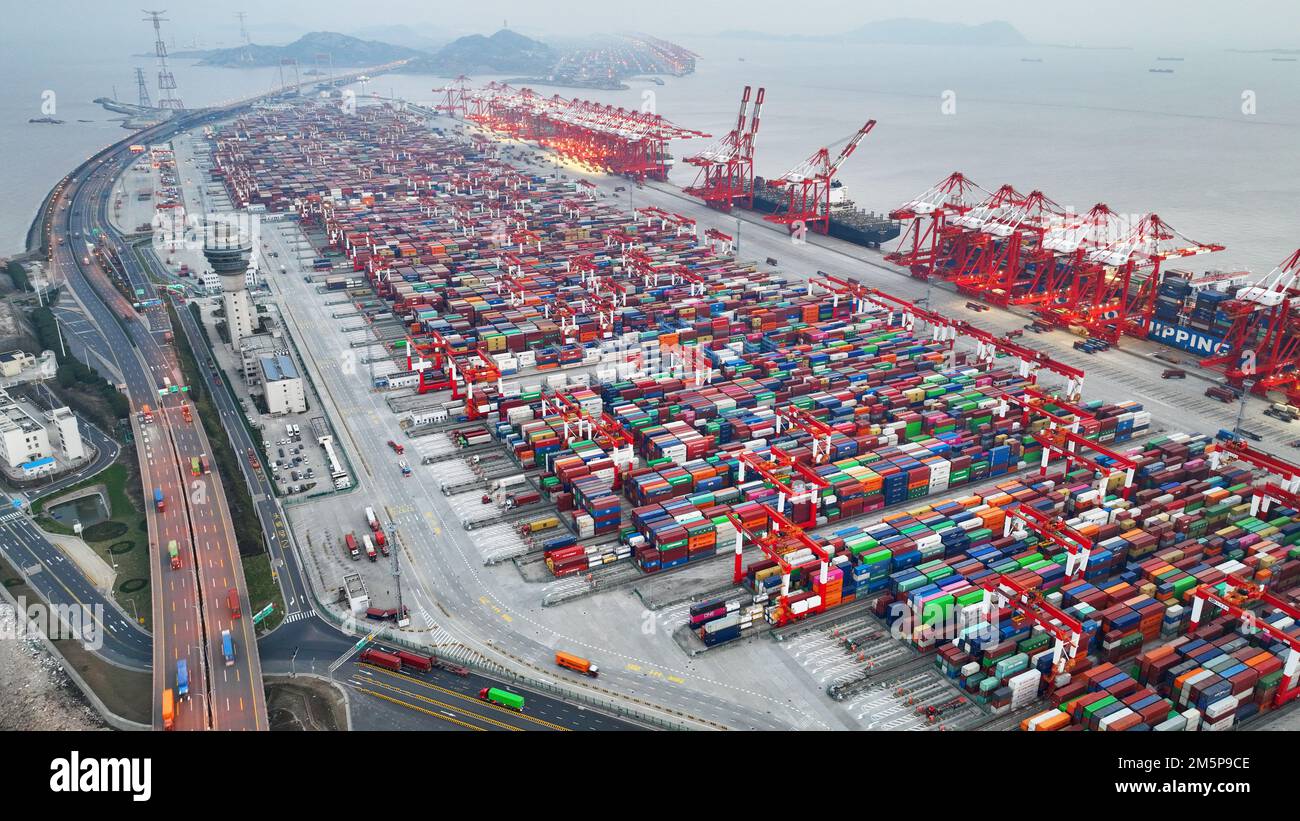 SHANGHAI, CHINA - 30. DEZEMBER 2022 - ein Luftfoto zeigt den Containerhebebetrieb des sehr großen Frachtschiffs der SIPG Yangshan Phase IV Au Stockfoto