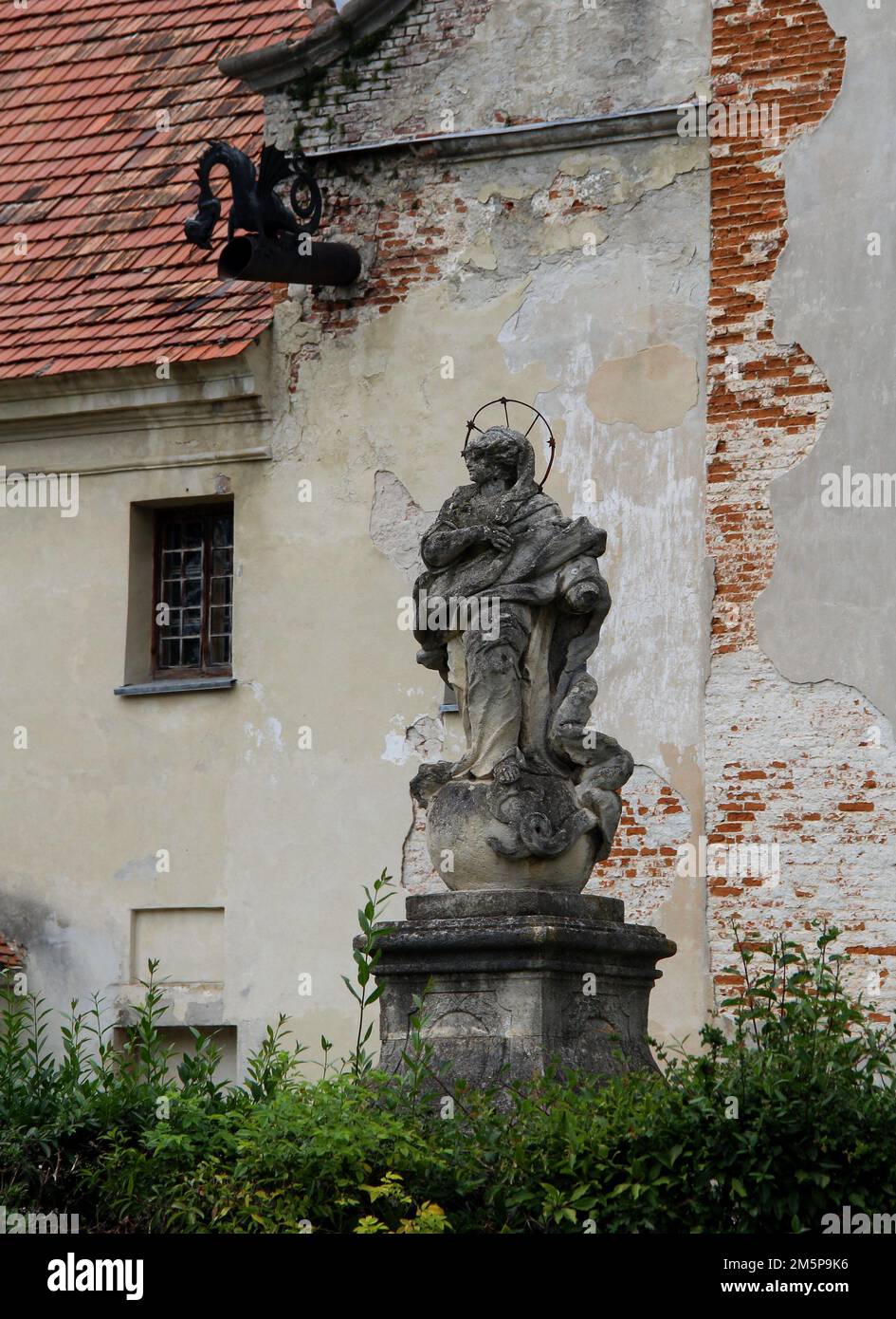 Denkmal Der Alten Mutter Gottes Vor Der Verlassenen Kirche Stockfoto