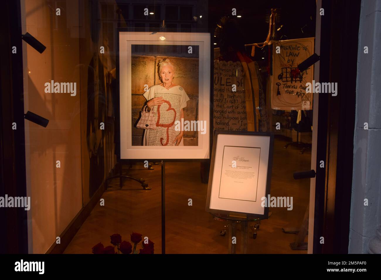 London, England, Großbritannien. 30. Dezember 2022. Eine Hommage an den Modedesigner und die Punk-Ikone im Alter von 81 Jahren im Vivienne Westwood Flagship Store in Conduit Street, Mayfair. (Kreditbild: © Vuk Valcic/ZUMA Press Wire) Stockfoto