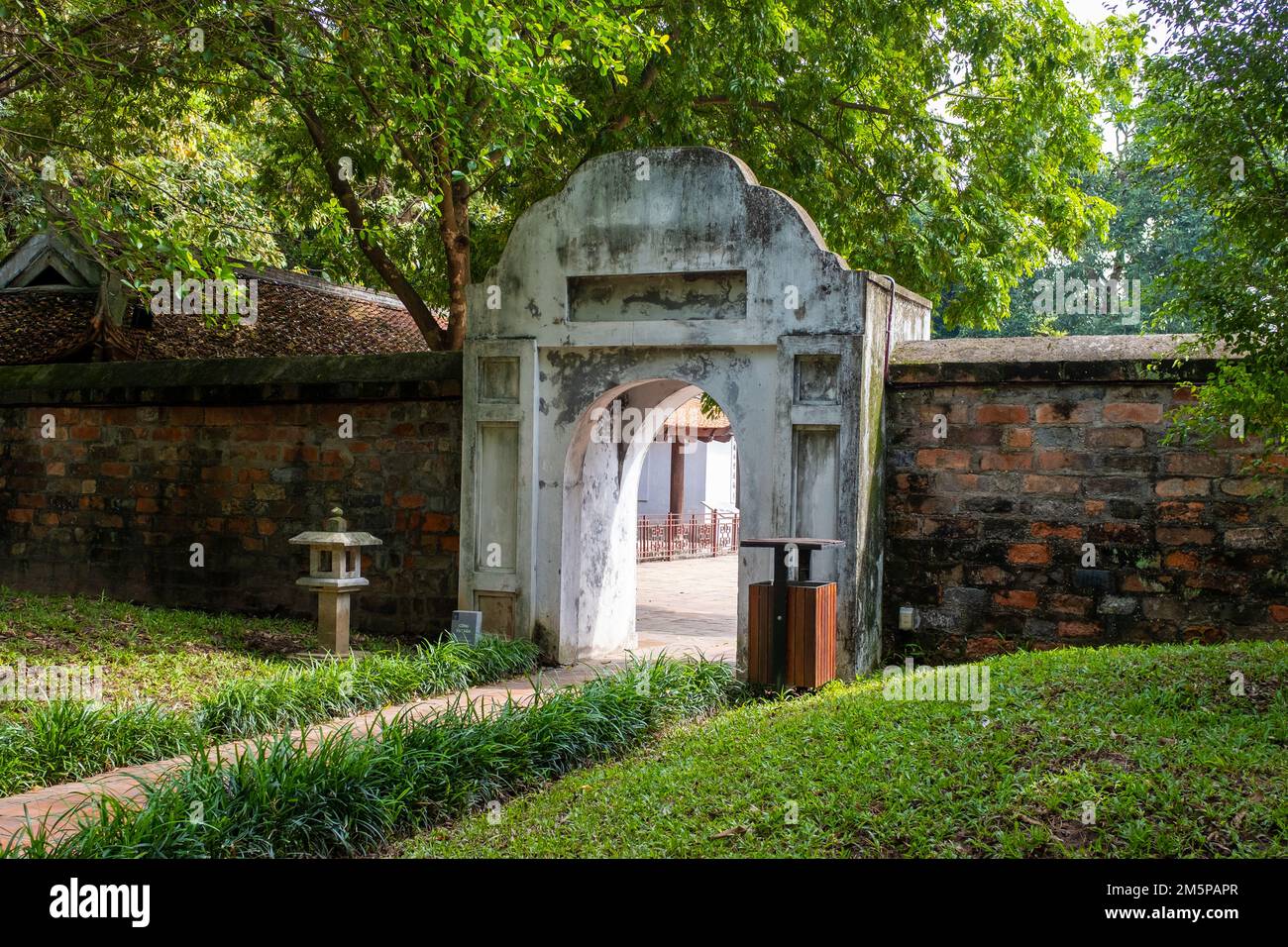 Ein Tor zu einem der Höfe des Literaturtempels in Hanoi, Vietnam. An einem sonnigen Tag ohne Menschen aufgenommen. Stockfoto