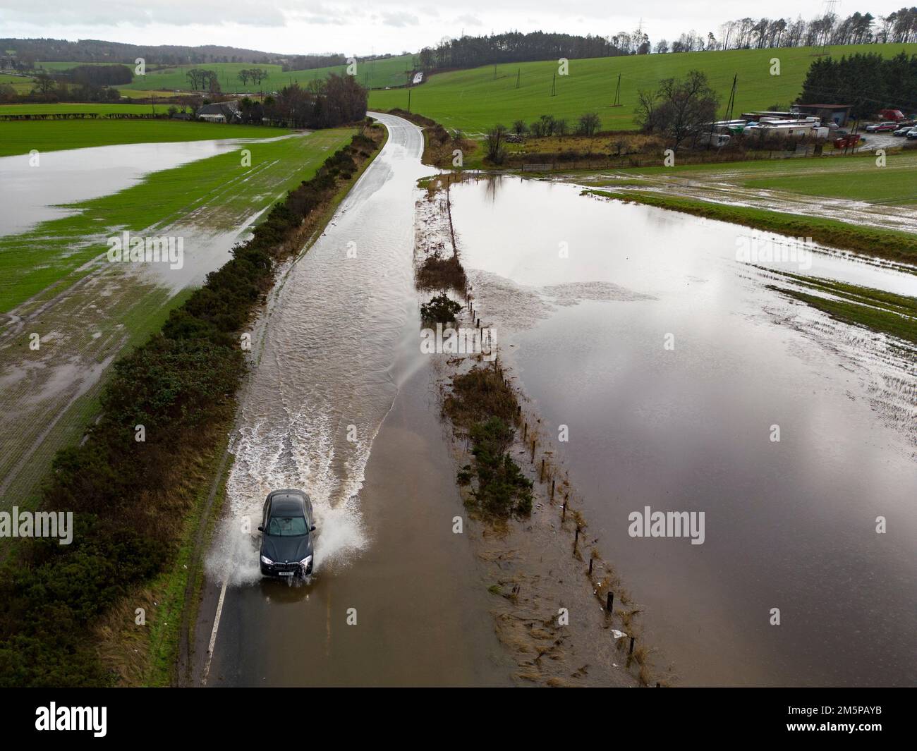 Alva, Schottland, Großbritannien. 30. Dezember 2022 Straßensperrung in Alva aufgrund von Überschwemmungen.die B9140, King O'Muirs Road in Alva, wurde wegen Überschwemmungen geschlossen. Trotz der Schließung wurden Fahrzeuge durch das Hochwasser gefahren. Iain Masterton/Alamy Live News Stockfoto