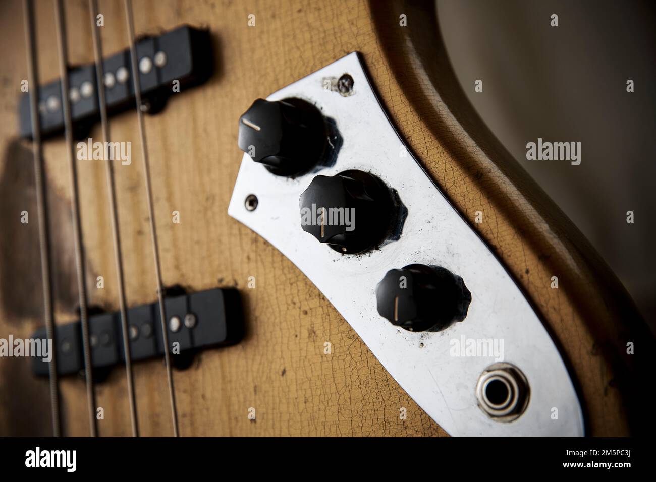 Norman Watt-Roys Nachbildung des 1962 Shoreline Gold Fender Jazz Bass hinter der Bühne beim Rock Against Cancer Festival in Wiltshire. Stockfoto