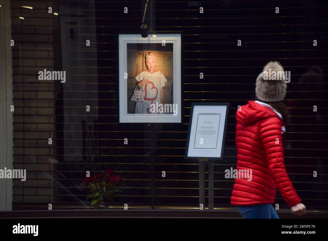 London, Großbritannien. 30. Dezember 2022 Im Vivienne Westwood man Store in der Conduit Street, Mayfair, geht eine Frau an der Hommage vorbei, während der Modedesigner und Punk-Ikone im Alter von 81 Jahren stirbt. Kredit: Vuk Valcic/Alamy Live News Stockfoto