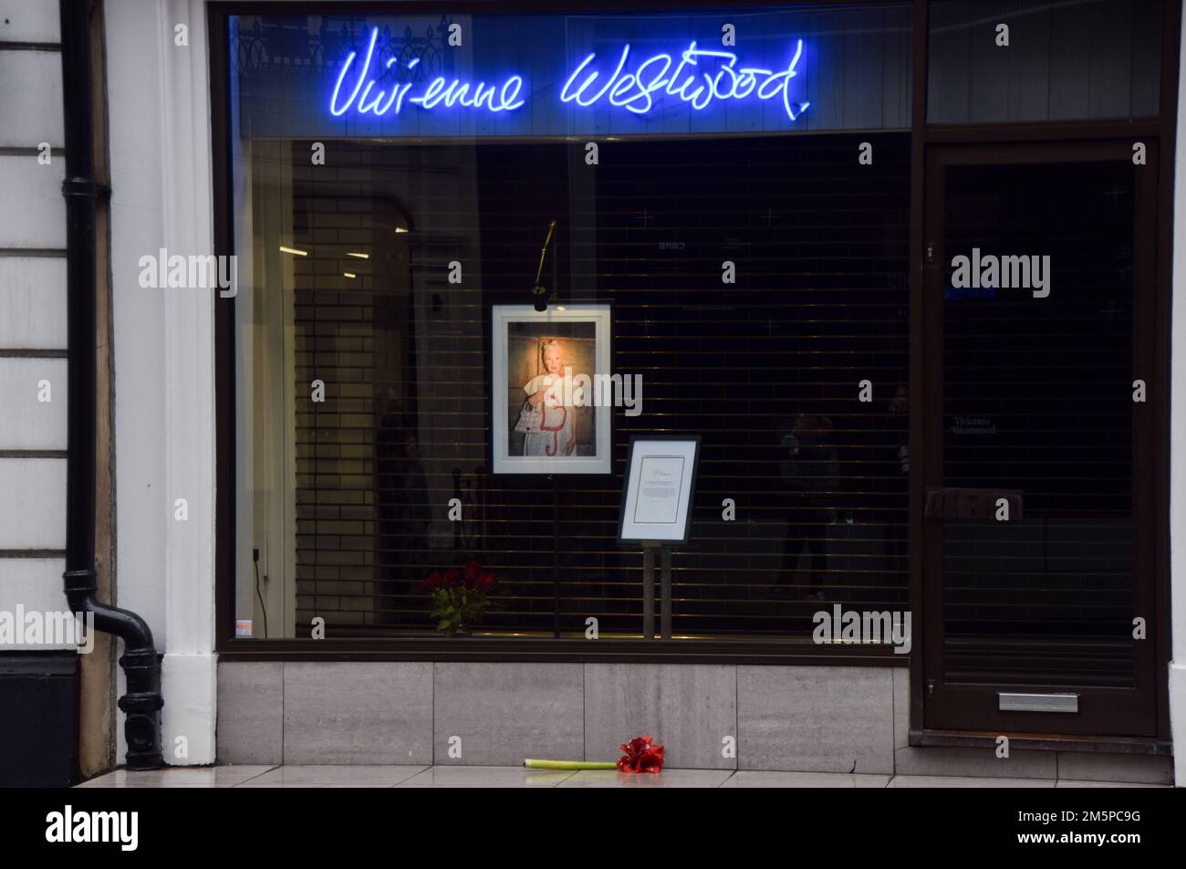 London, Großbritannien. 30. Dezember 2022 Im Vivienne Westwood man Store in der Conduit Street, Mayfair, werden Modedesigner und Punk-Ikone im Alter von 81 Jahren zu Ehren und Blumen verkauft. Kredit: Vuk Valcic/Alamy Live News Stockfoto