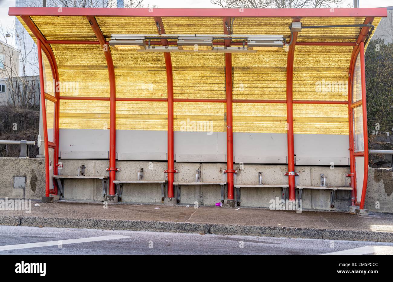 Dreckige Bushaltestelle am Kreuz bronx Expressway Stockfoto