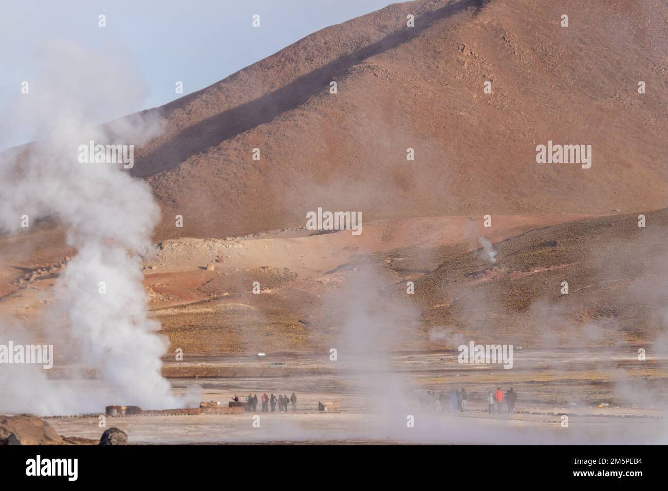 Der Rauch der Geysire El Tatio im vulkanischen Gebiet der Atacama-Wüste an der Grenze Chiles zu Bolivien Stockfoto