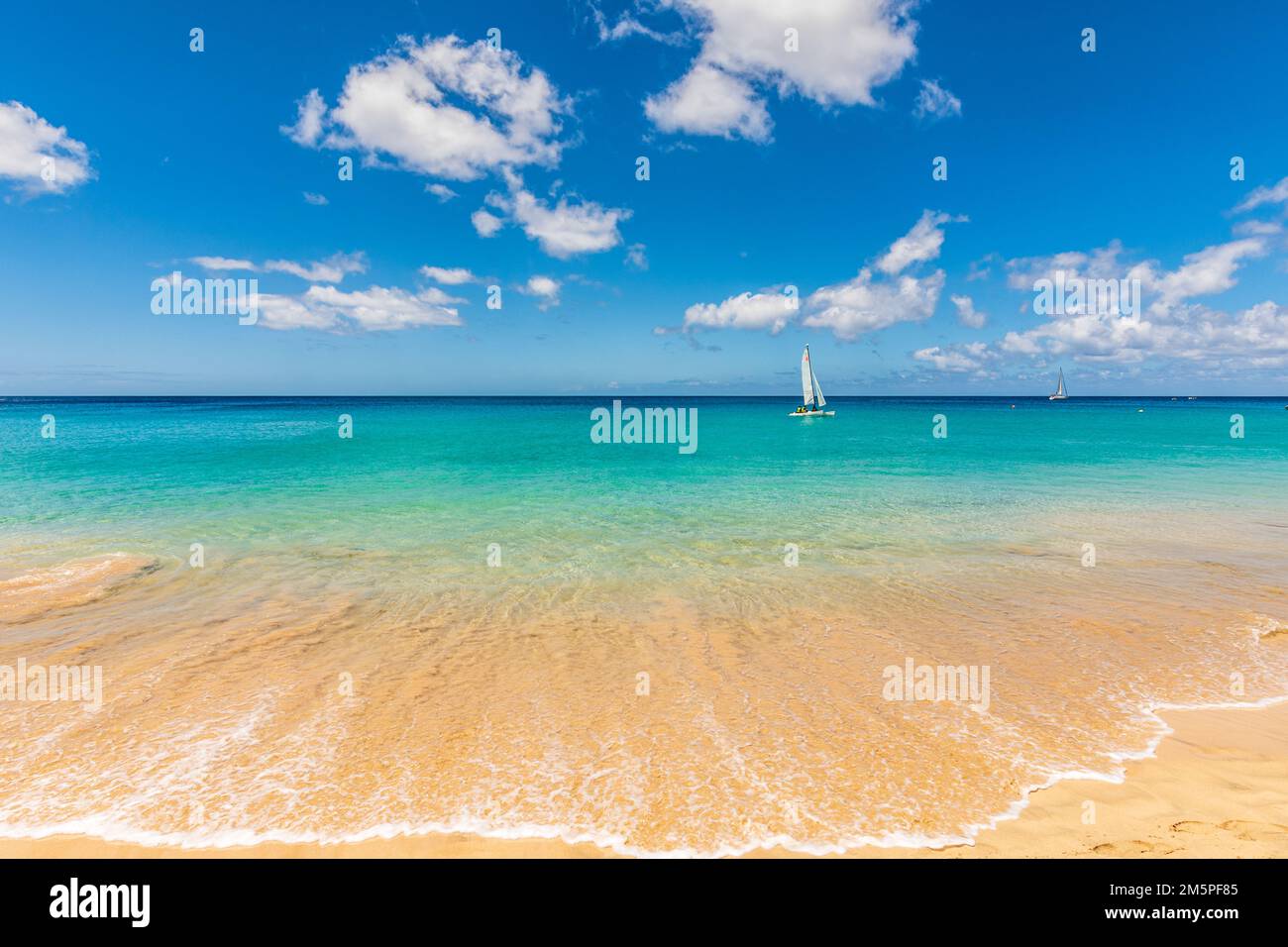 Blick auf das Meer auf der Insel mit Sandstrand, grüner Lagune und klarem Wasser. Tropische Farben, Ruhe und Frieden. Türkisfarbener Ozean. Stockfoto