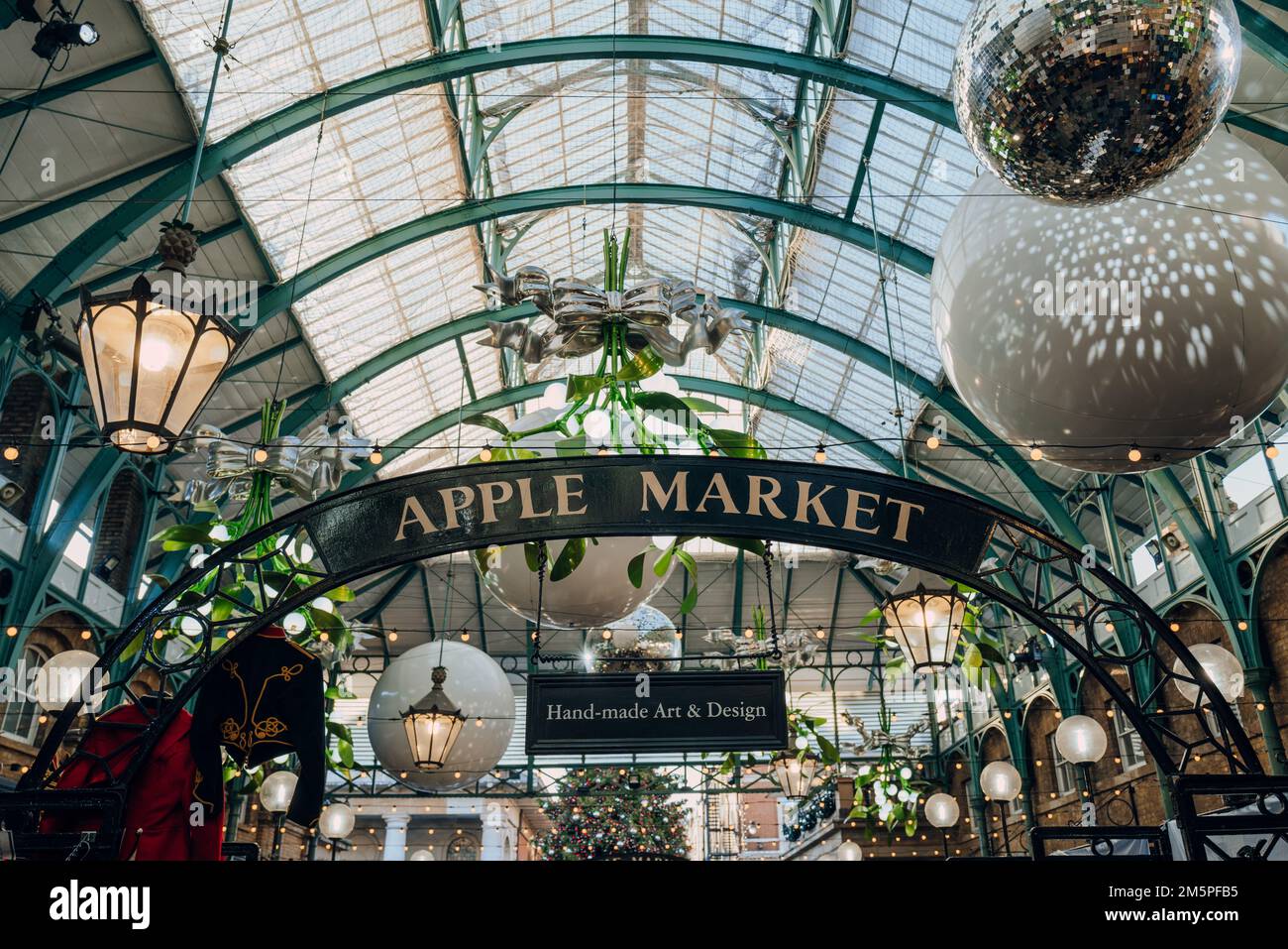 London, Großbritannien - 26. Dezember 2022: Apple Market-Schild inmitten von Weihnachtsdekorationen im Covent Garden Market, einer der beliebtesten Touristenattraktionen in Lond Stockfoto