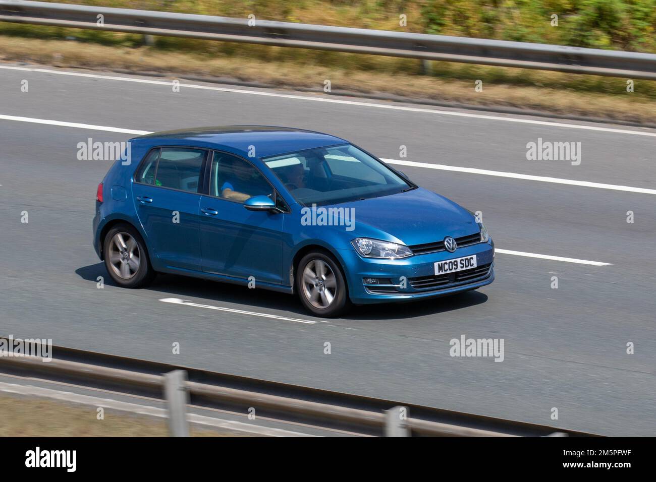 2015 Blue VW VOLKSWAGEN GOLF 1395cc 7-Gang Auto; Fahrt auf der Autobahn M6 UK Stockfoto
