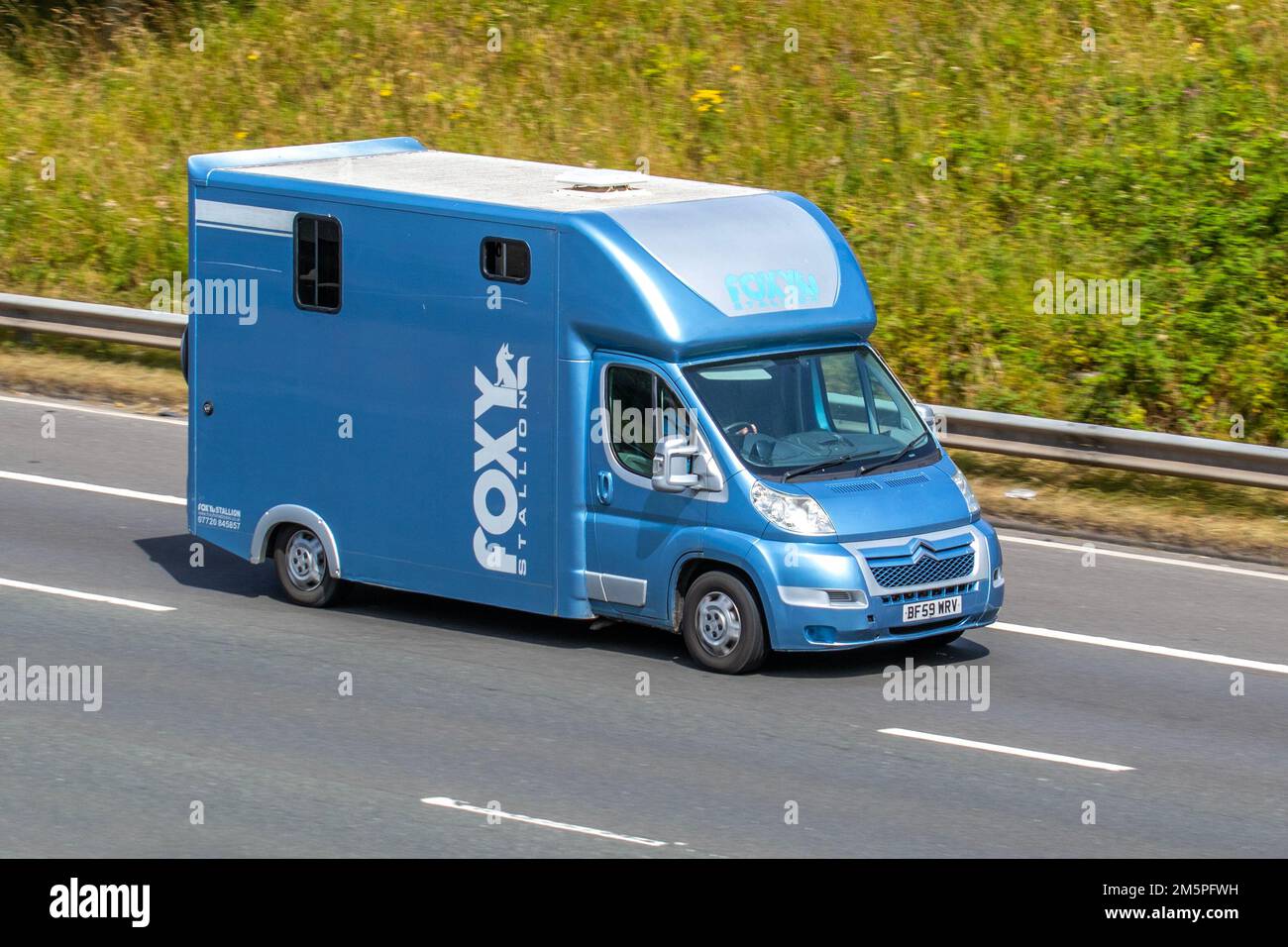 Foxy Stallion 2009 Blue CITROEN Relay 35 L2HI 120 MWB PV 2198cc Lieferwagen mit Dieselpaneel; Fahrt auf der Autobahn M6 UK Stockfoto