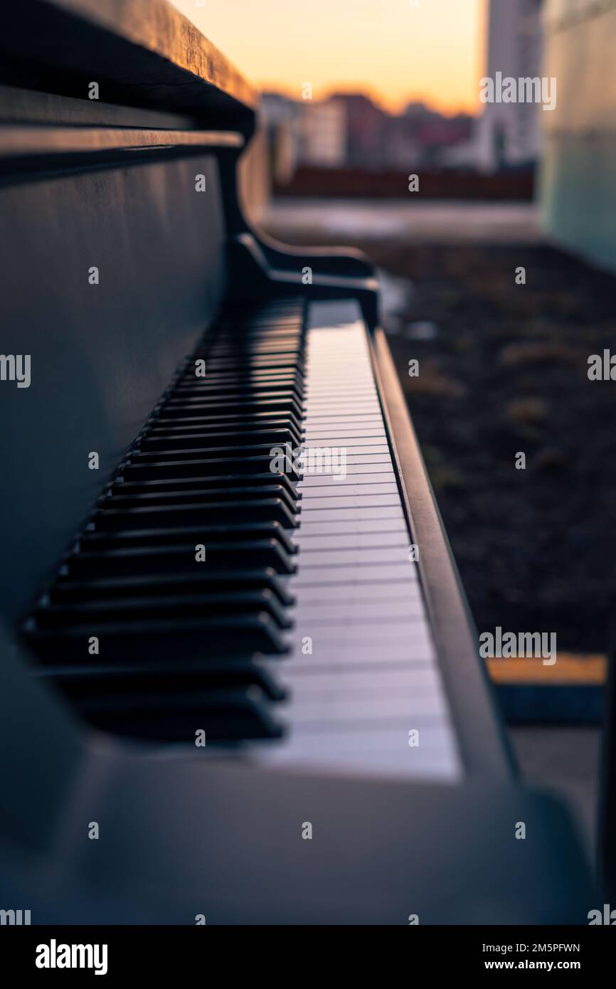 Klavier an frischer Luft. Der Sonnenuntergang. Geringe Schärfentiefe Stockfoto
