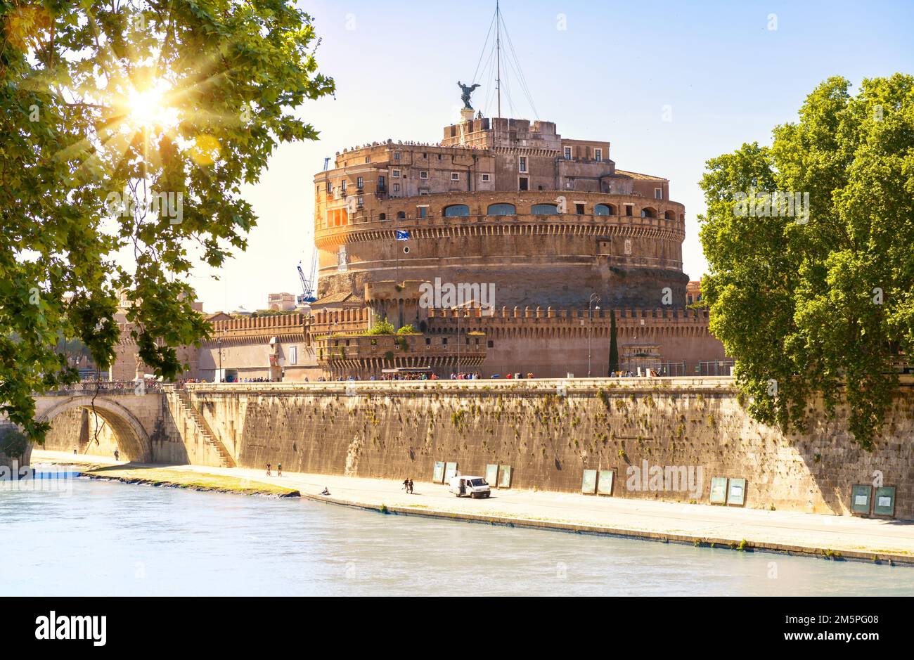 Castel Sant’Angelo in Rom, Italien. Malerischer Blick auf die mittelalterliche Burg Sant'Angelo, Sonne im Sommer. Landschaft des berühmten römischen Denkmals, altes Wahrzeichen von Rom Stockfoto