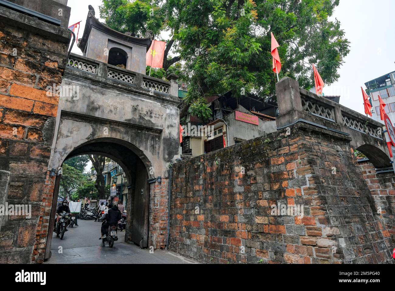 Hanoi, Vietnam - 9. Dezember 2022: Quan Chuong oder das alte Stadttor ist das Tor zur Altstadt von Hanoi in Vietnam. Stockfoto