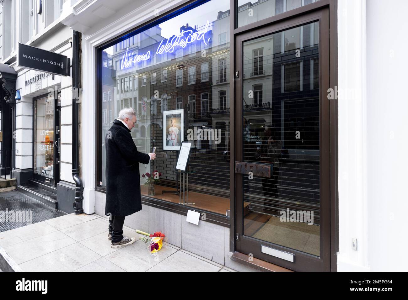 Die Leute schauen sich eine Hommage im Vivienne Westwood Flagship Store in London an, der Modedesigner ist im Alter von 81 Jahren gestorben. Foto: Freitag, 30. Dezember 2022. Stockfoto